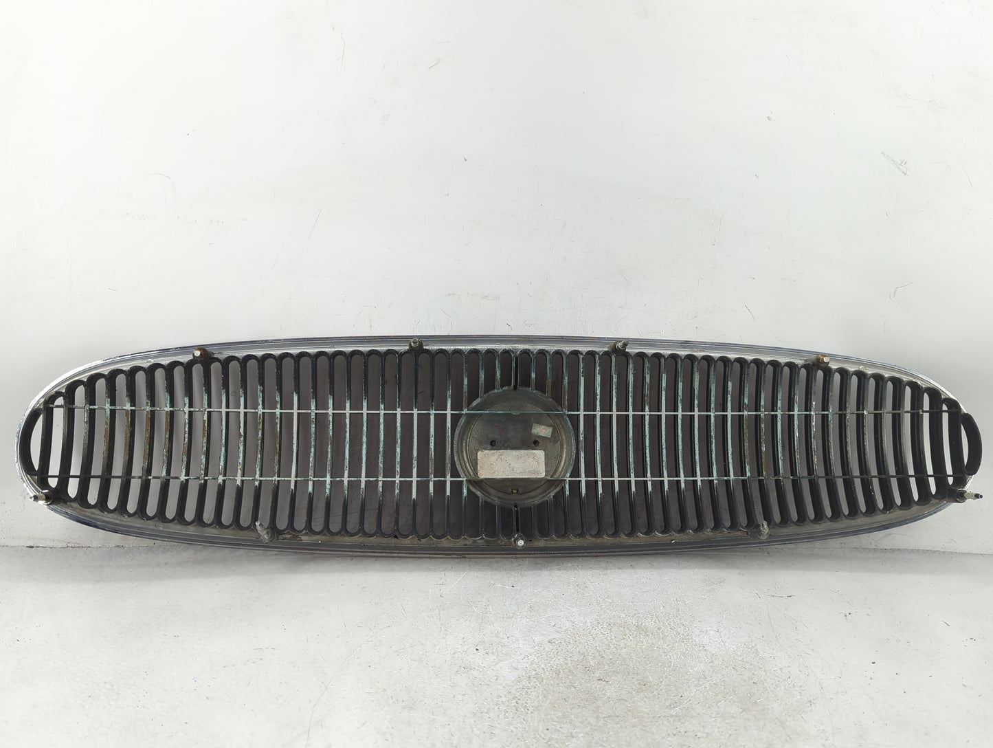 2000-2005 Buick Lesabre Front Grille Bumper Not Included - Oemusedautoparts1.com