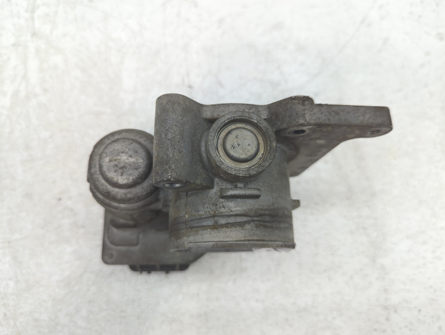 2005 Buick Lucerne Throttle Body P/N:253243 Fits OEM Used Auto Parts - Oemusedautoparts1.com
