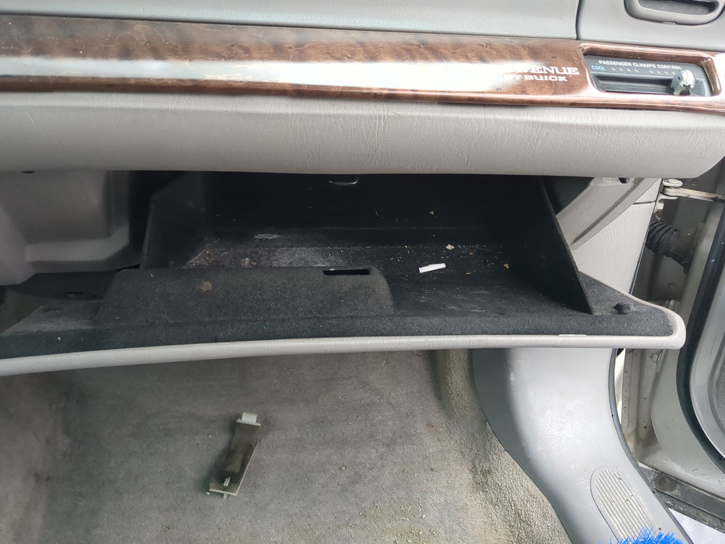2005 Buick Park Avenue Passenger Glove Box Door Storage Compartment - Oemusedautoparts1.com