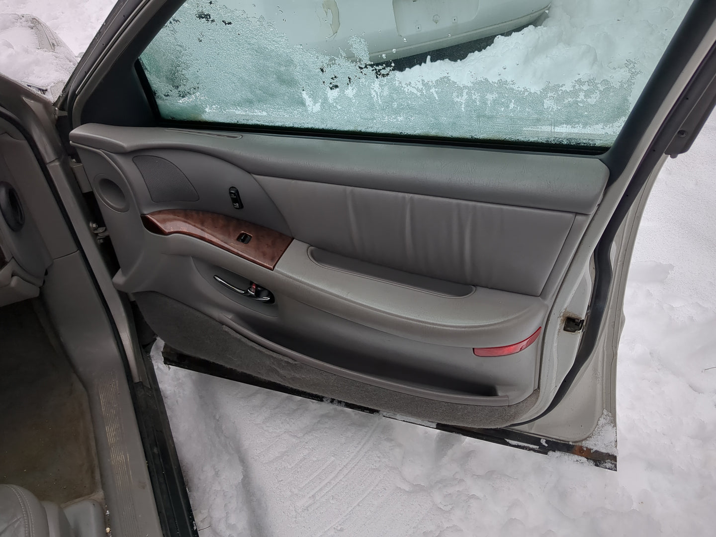 2005 Buick Park Avenue Front Right Passenger Interior Door Panel Trim 1260447 - Oemusedautoparts1.com