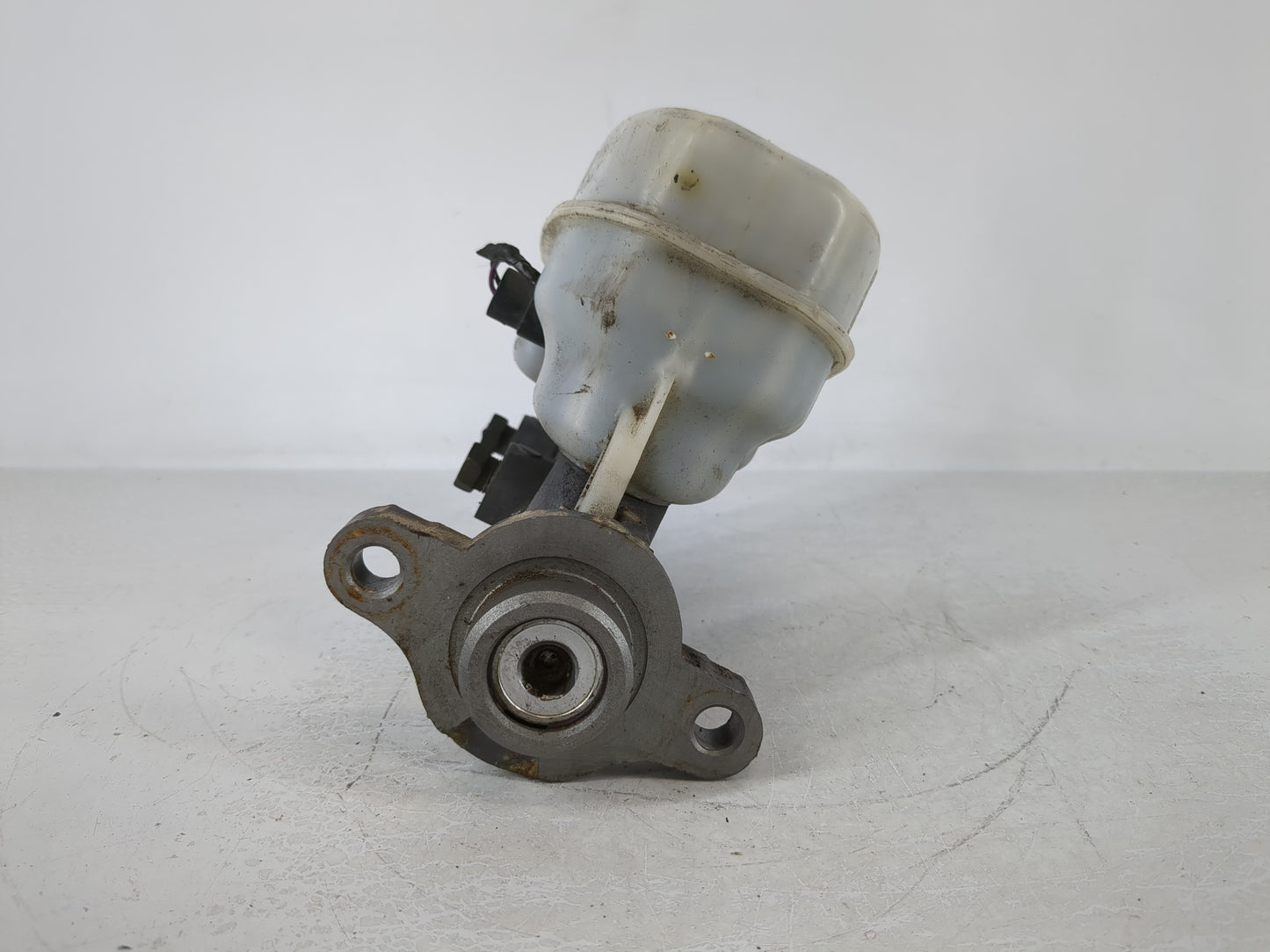 2004-2005 Cadillac Deville Brake Master Cylinder - Oemusedautoparts1.com