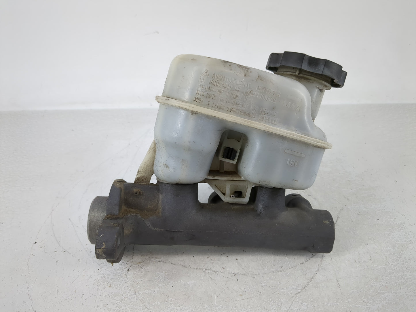 2004-2005 Cadillac Deville Brake Master Cylinder - Oemusedautoparts1.com