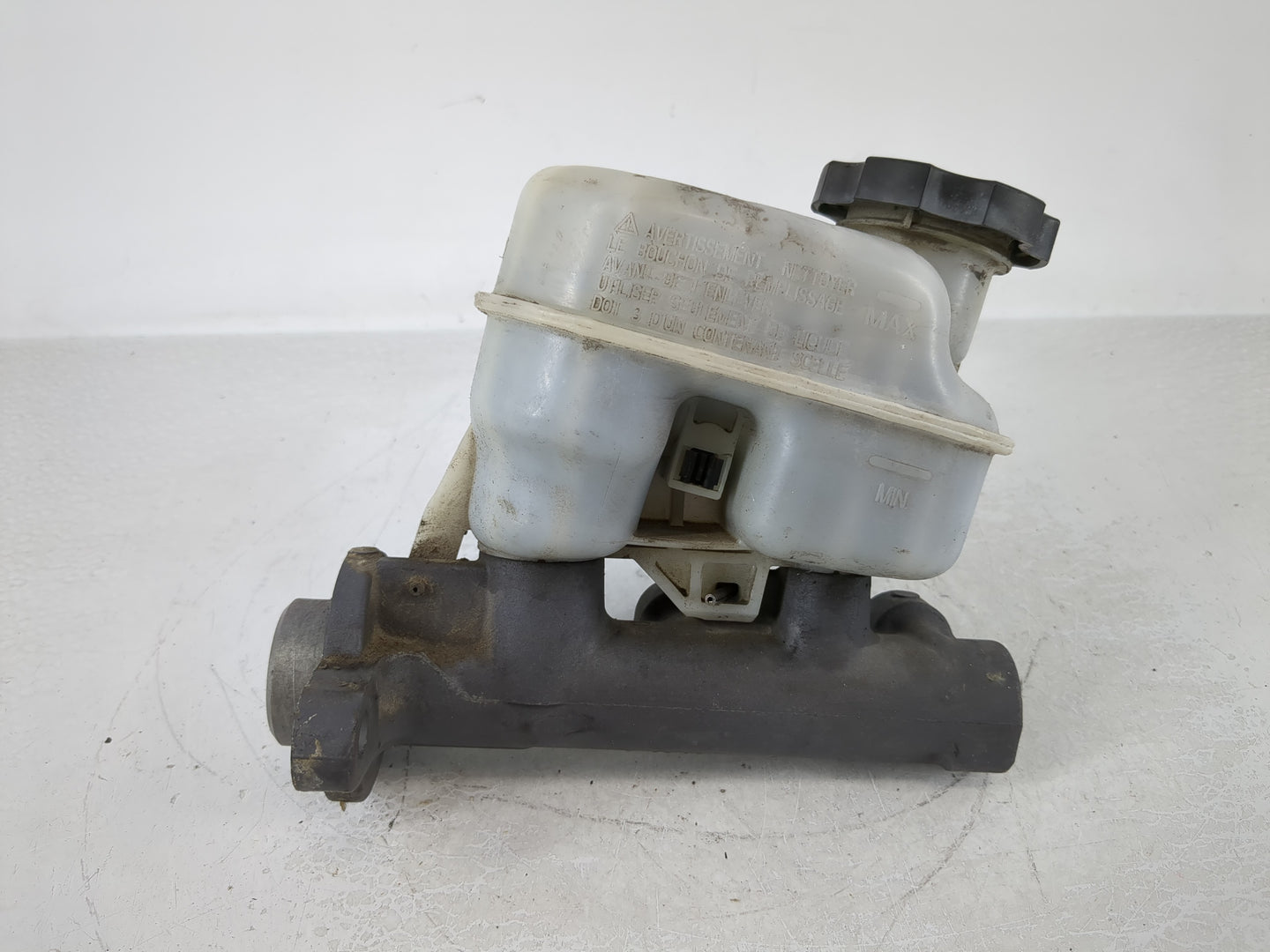 2004-2005 Cadillac Deville Brake Master Cylinder - Oemusedautoparts1.com