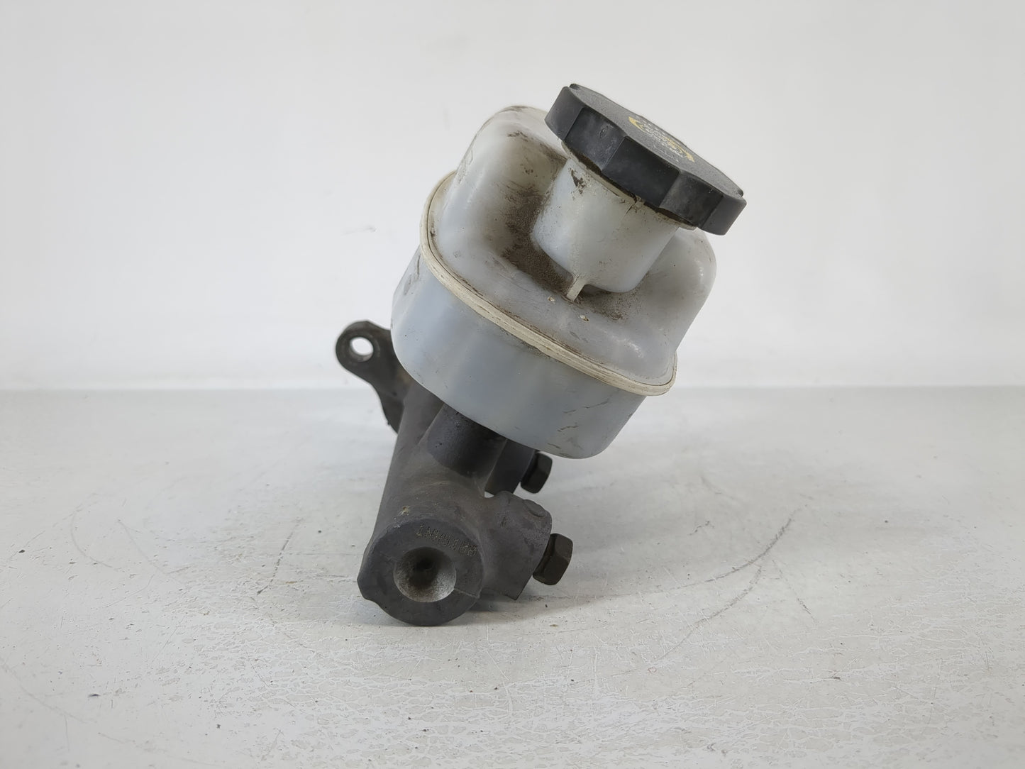 2004-2005 Cadillac Deville Brake Master Cylinder - Oemusedautoparts1.com