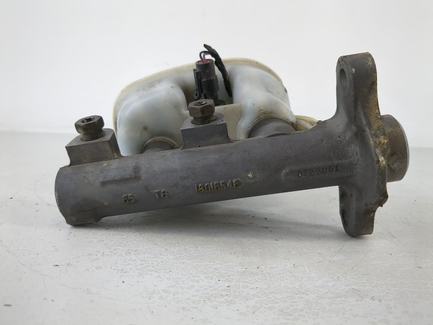 2004-2005 Cadillac Deville Brake Master Cylinder - Oemusedautoparts1.com