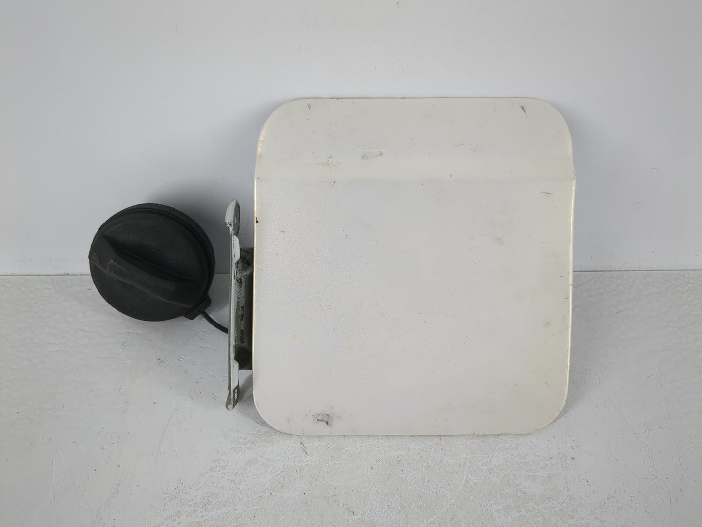 2005 Cadillac Deville Fuel Tank Door Lid Gas Tank - Oemusedautoparts1.com
