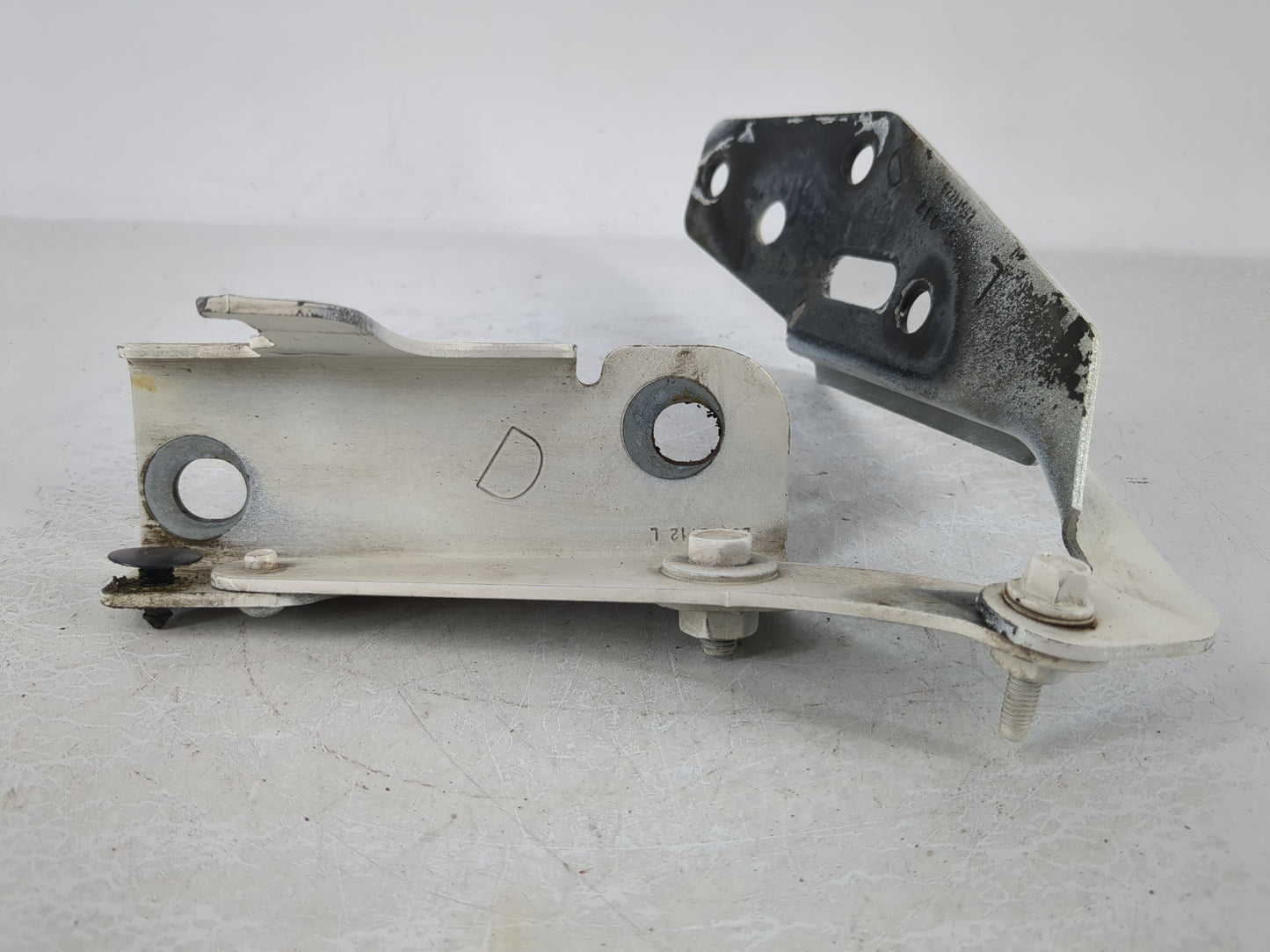 2005 Cadillac Deville Driver Hood Hinge - Oemusedautoparts1.com