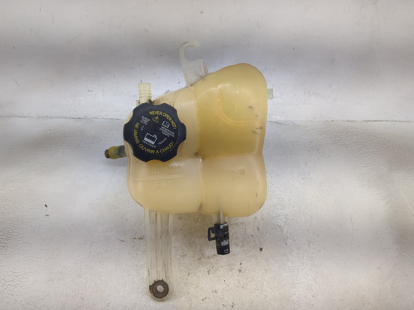 2004-2006 Cadillac Srx Radiator Coolant Overflow Expansion Tank Bottle 1494407 - Oemusedautoparts1.com