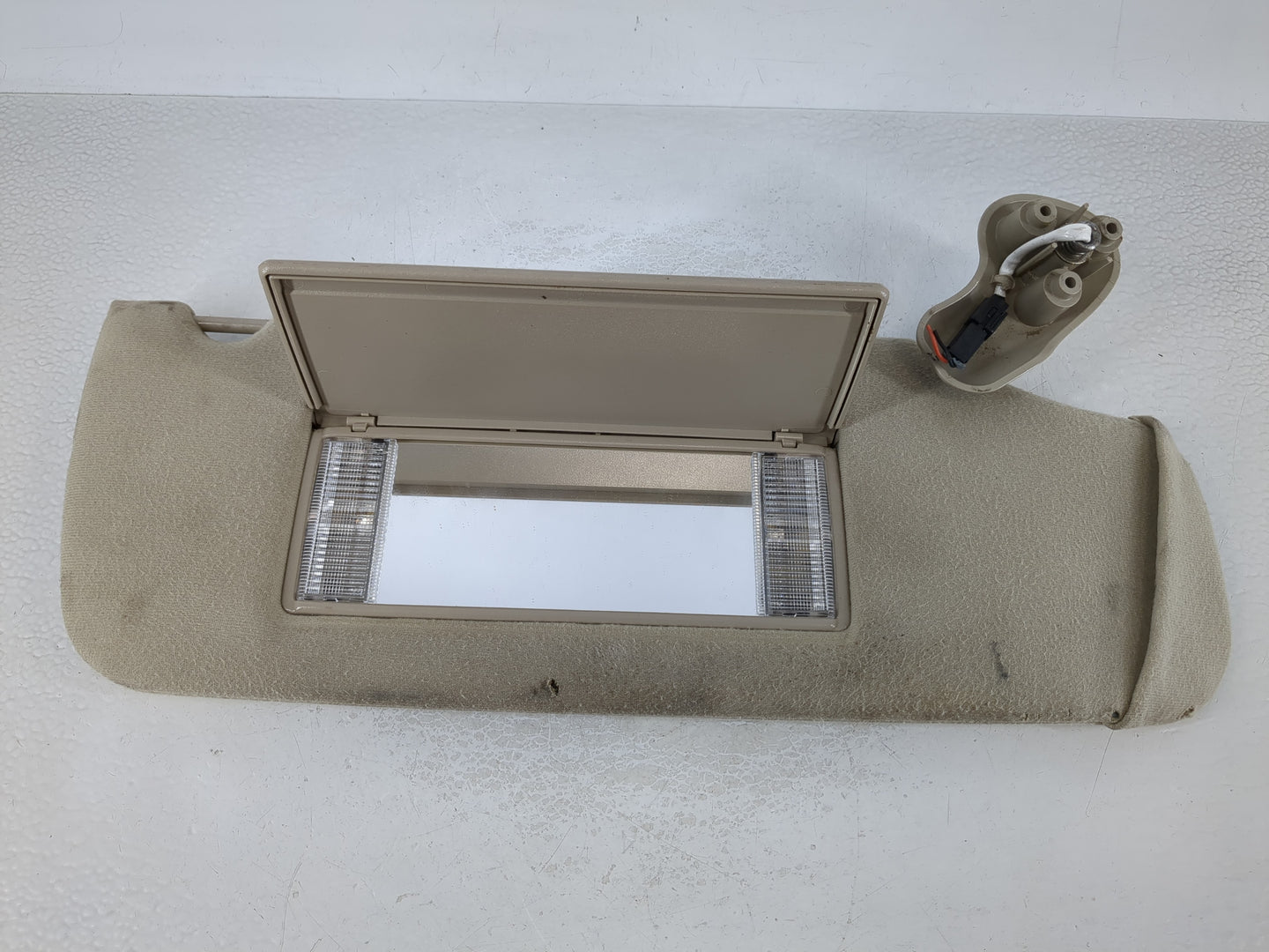 2004-2005 Chevrolet Avalanche Sun Visor Shade Replacement Passenger Right Mirror Fits Fits 2004 2005 OEM Used Auto Parts - O