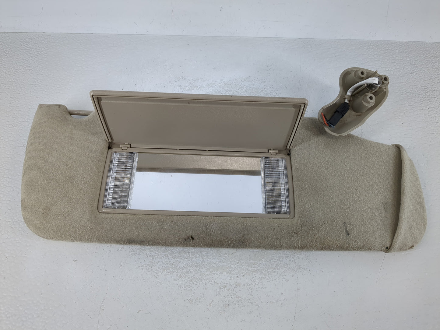 2004-2005 Chevrolet Avalanche Sun Visor Shade Replacement Passenger Right Mirror Fits Fits 2004 2005 OEM Used Auto Parts - O