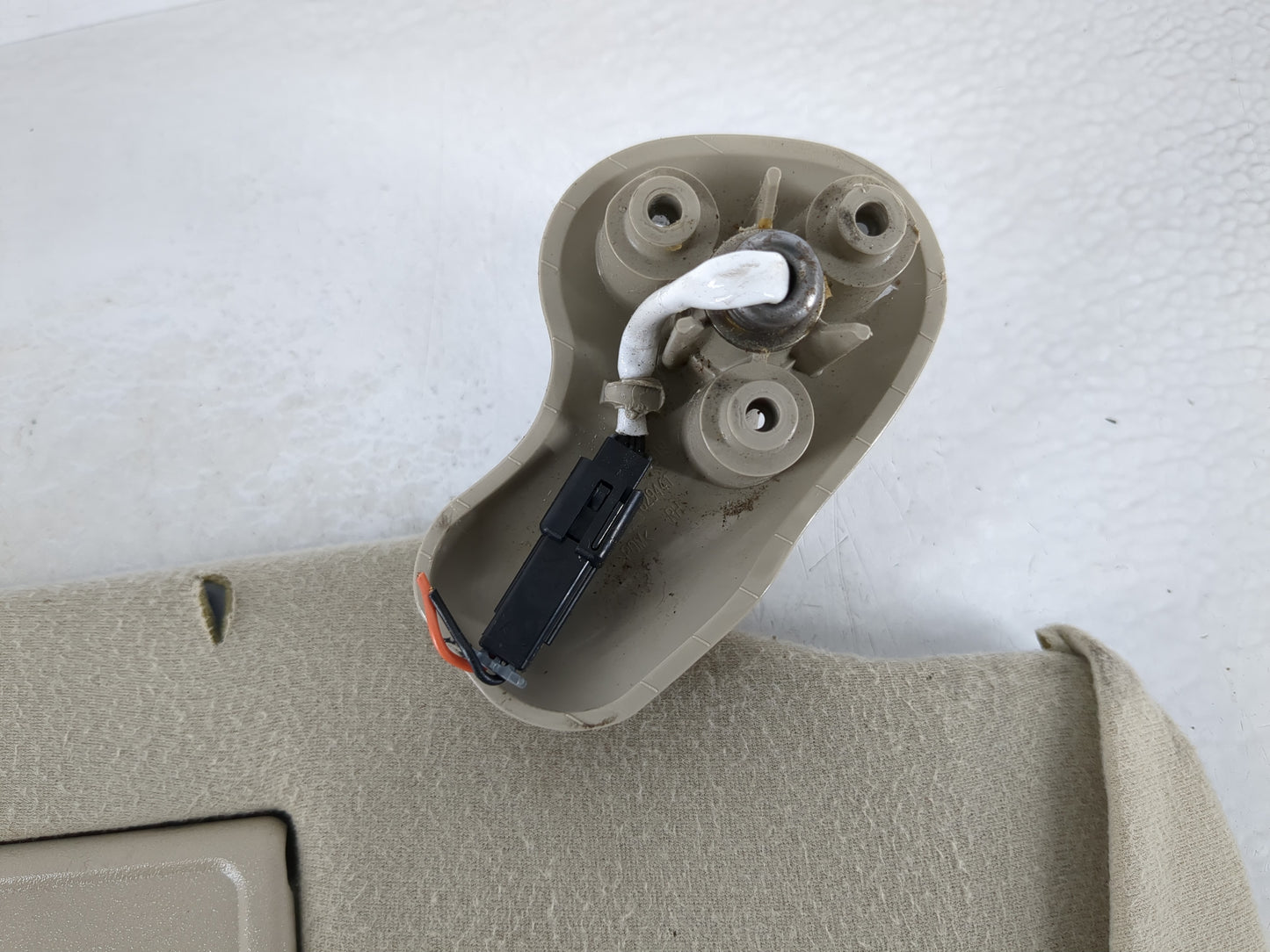 2004-2005 Chevrolet Avalanche Sun Visor Shade Replacement Passenger Right Mirror Fits Fits 2004 2005 OEM Used Auto Parts - O