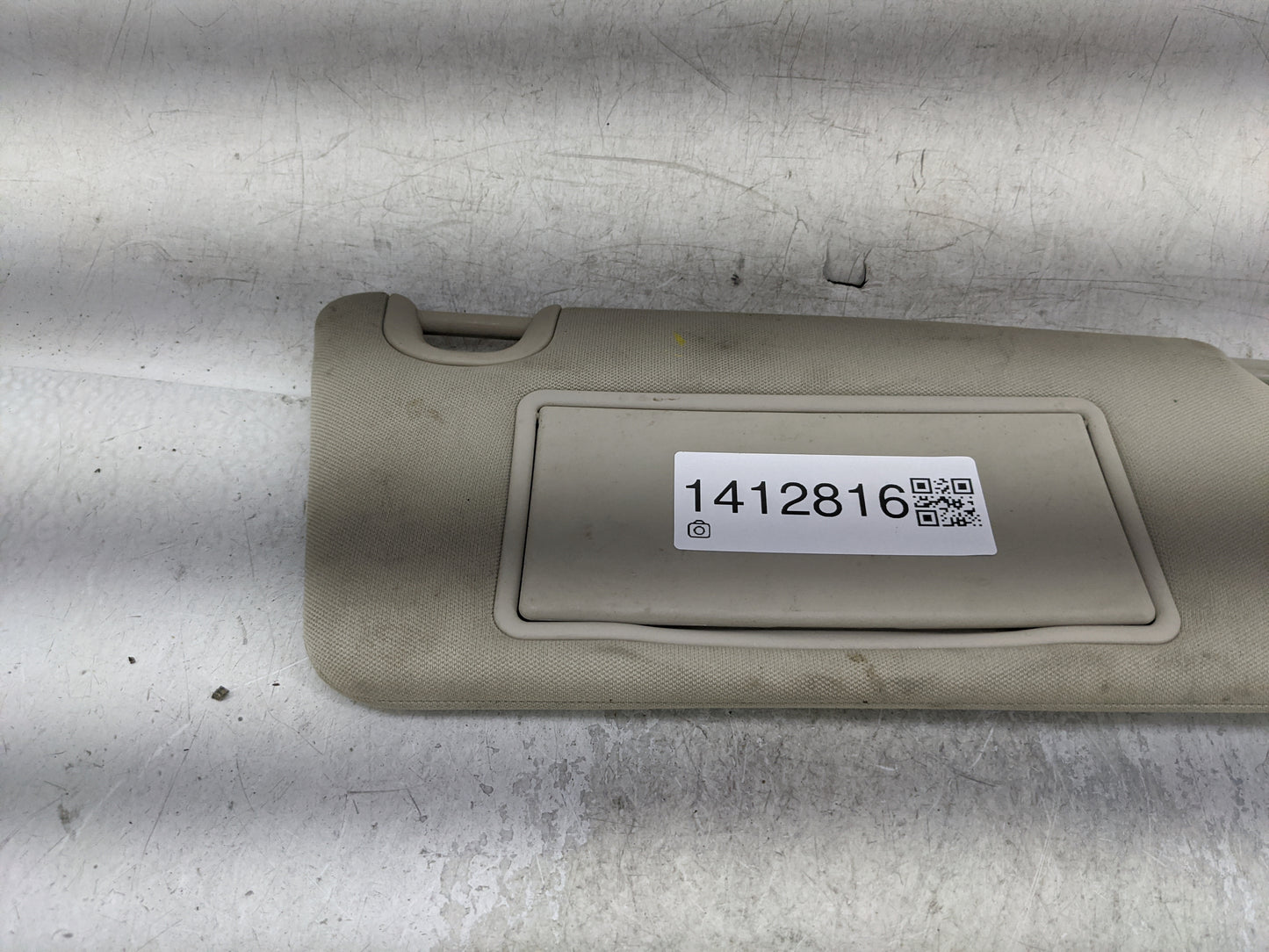 2004-2005 Chevrolet Avalanche Sun Visor Shade Replacement Passenger Right Mirror Fits Fits 2004 2005 OEM Used Auto Parts - O