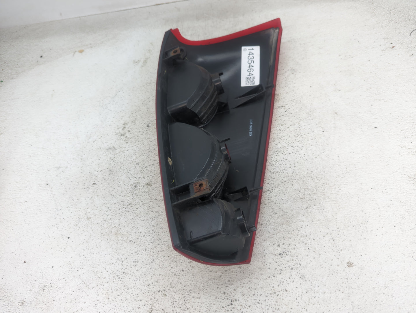 2002-2006 Chevrolet Avalanche Tail Light Assembly Driver Left OEM Fits Fits 2002 2003 2004 2005 2006 OEM Used Auto Parts - O