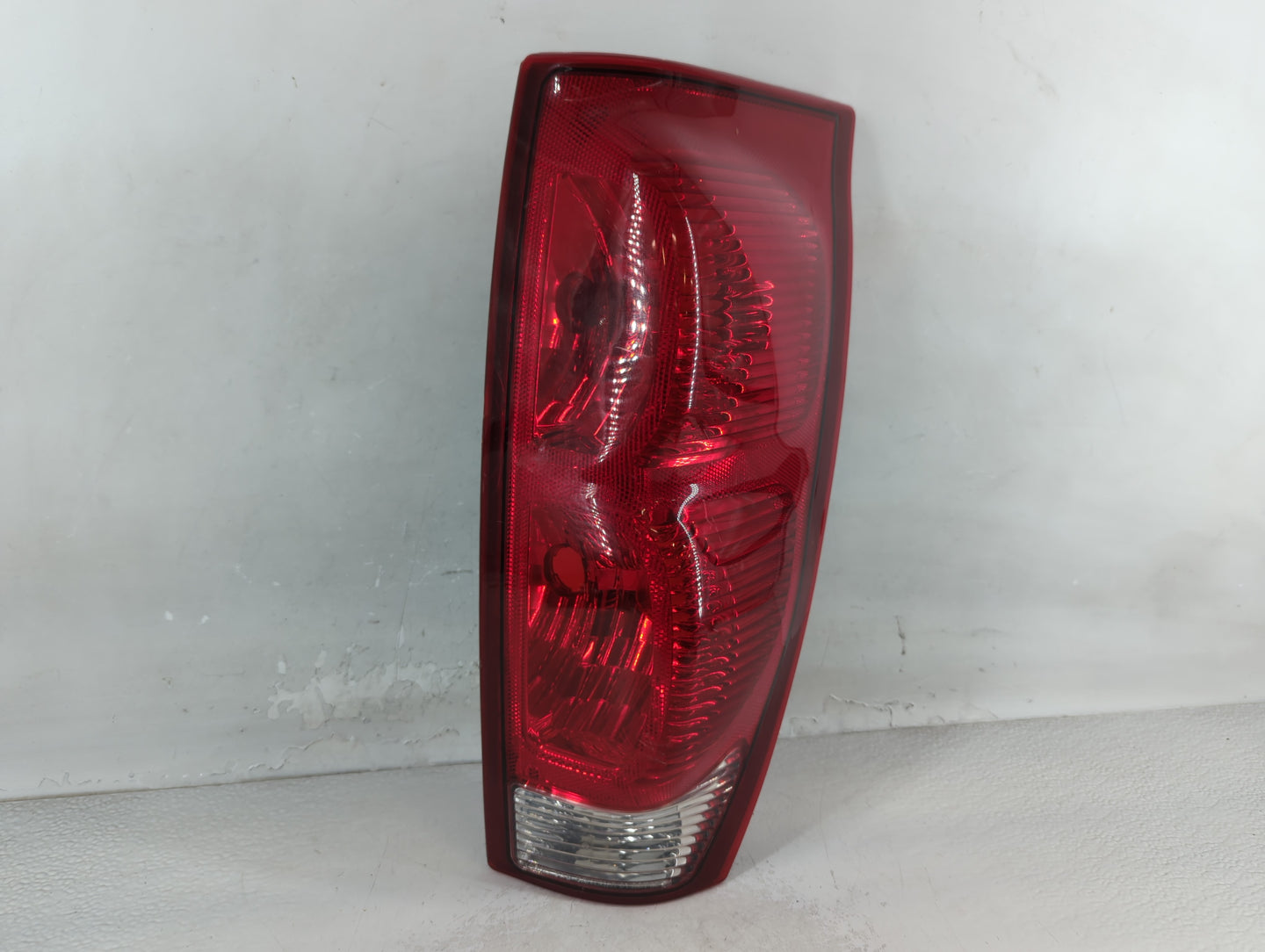 2002-2006 Chevrolet Avalanche Tail Light Assembly Passenger Right OEM Fits Fits 2002 2003 2004 2005 2006 OEM Used Auto Parts