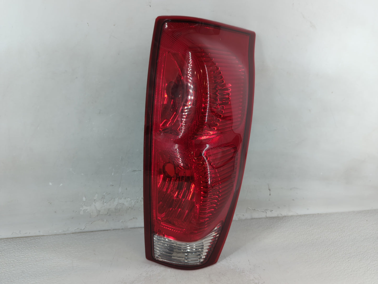 2002-2006 Chevrolet Avalanche Tail Light Assembly Passenger Right OEM Fits Fits 2002 2003 2004 2005 2006 OEM Used Auto Parts