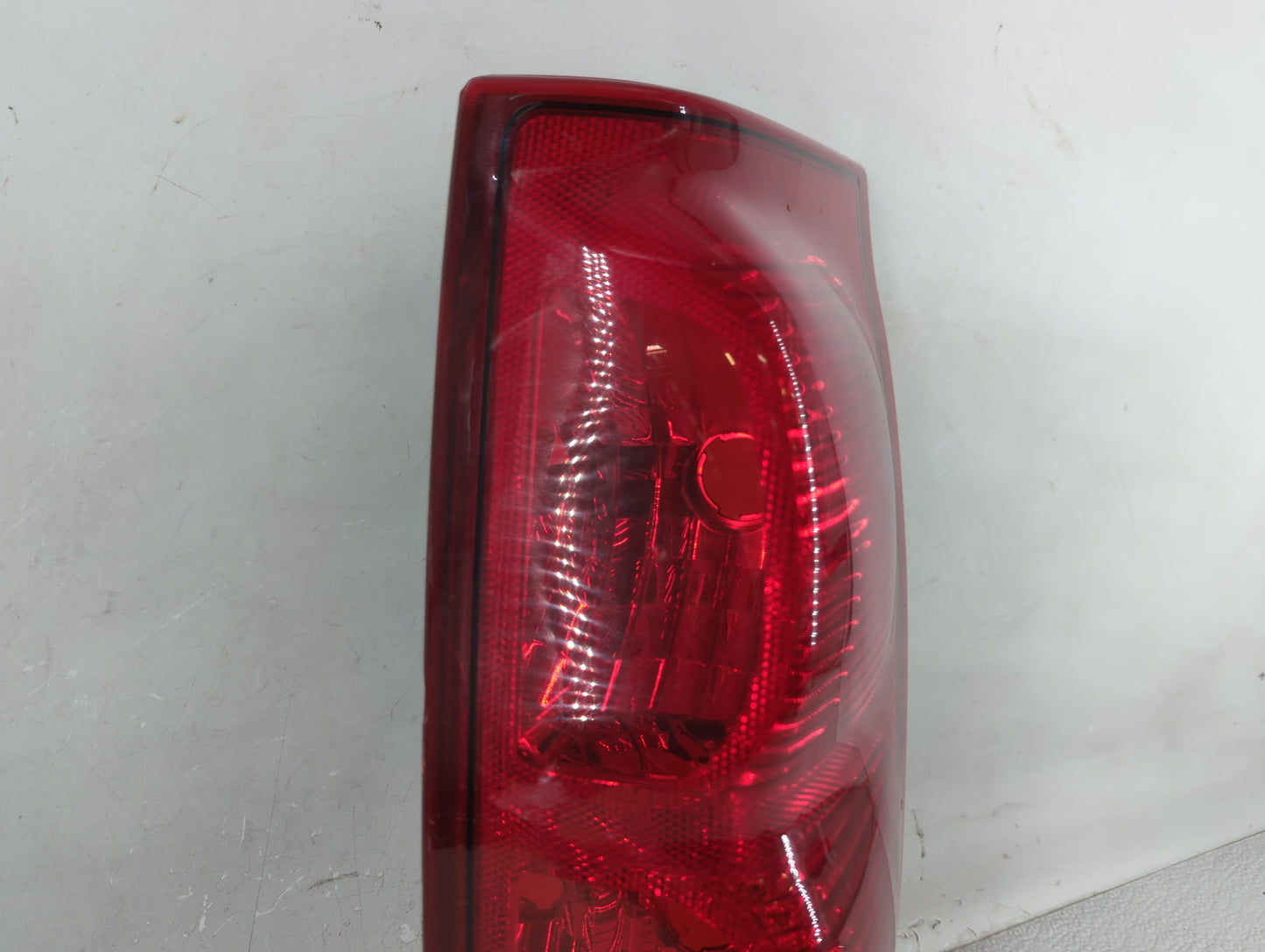 2002-2006 Chevrolet Avalanche Tail Light Assembly Passenger Right OEM Fits Fits 2002 2003 2004 2005 2006 OEM Used Auto Parts