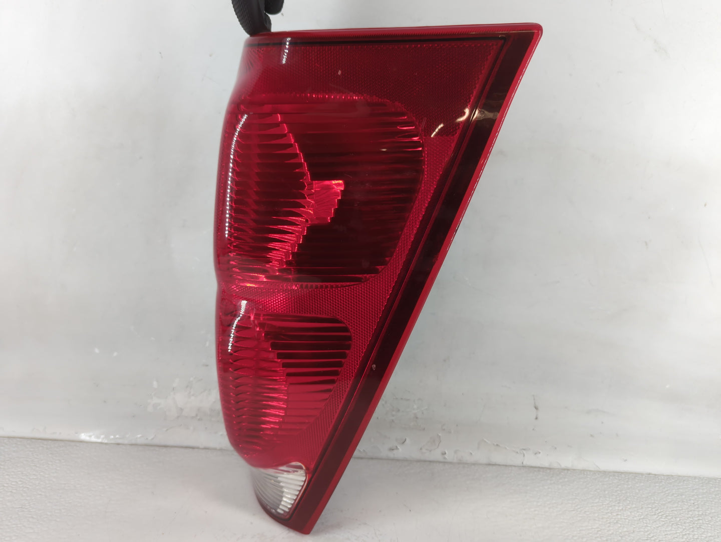 2002-2006 Chevrolet Avalanche Tail Light Assembly Passenger Right OEM Fits Fits 2002 2003 2004 2005 2006 OEM Used Auto Parts