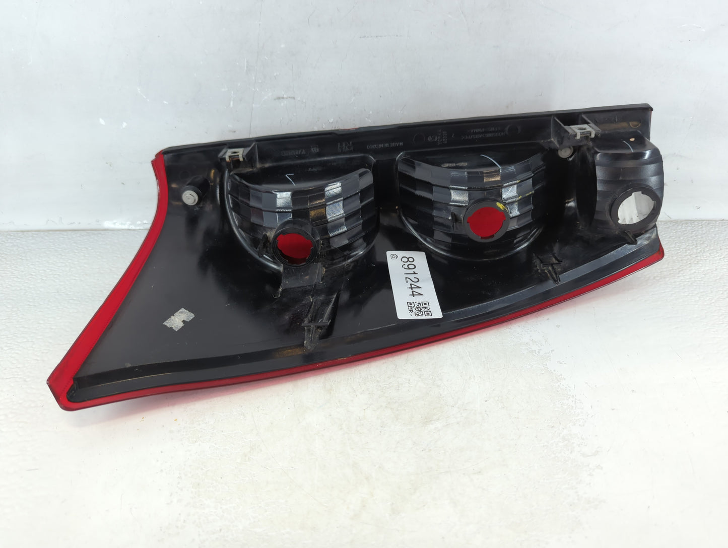 2002-2006 Chevrolet Avalanche Tail Light Assembly Passenger Right OEM Fits Fits 2002 2003 2004 2005 2006 OEM Used Auto Parts