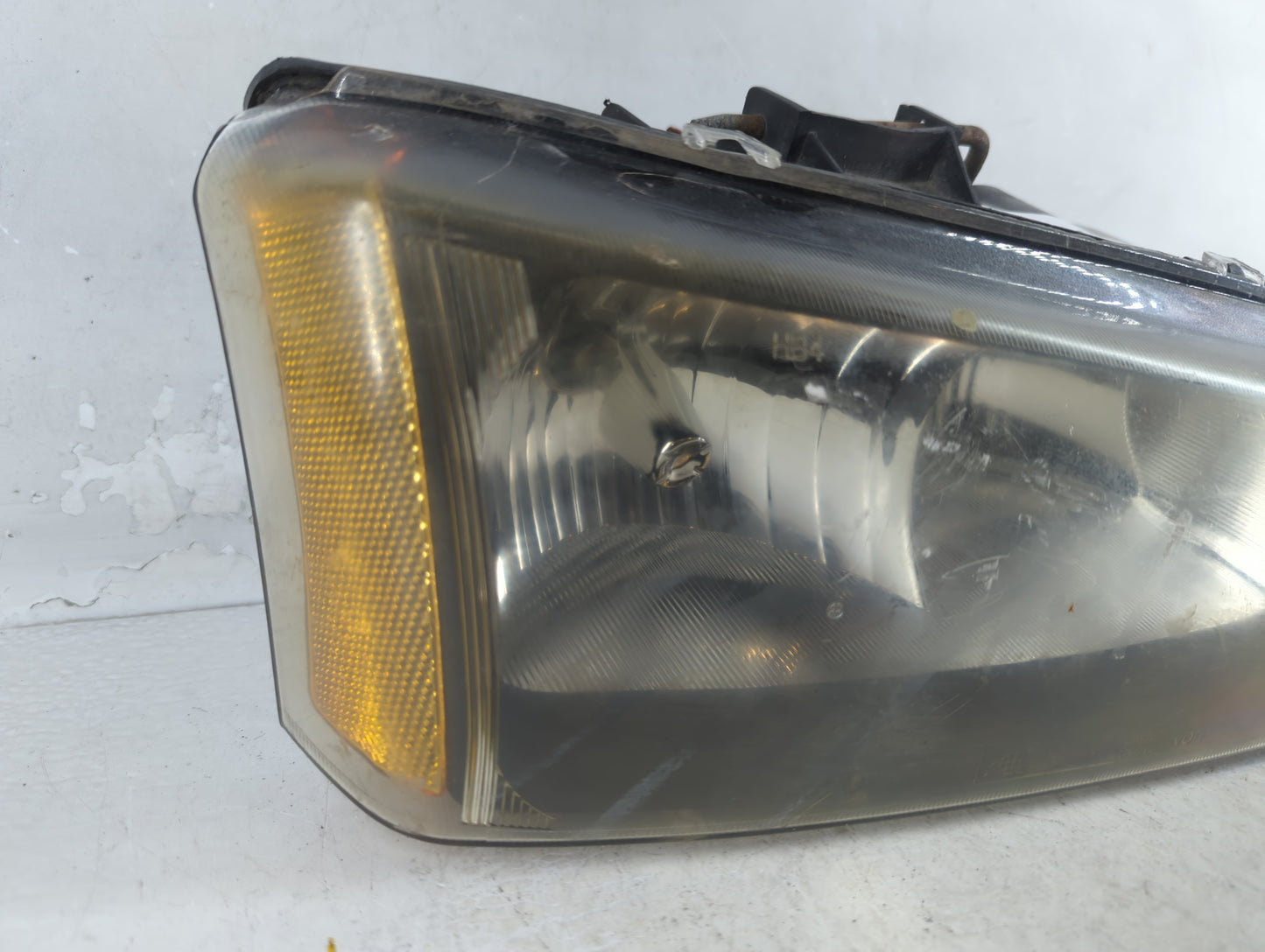 2005 Chevrolet Avalanche Passenger Right Oem Front Light Lamp - Oemusedautoparts1.com