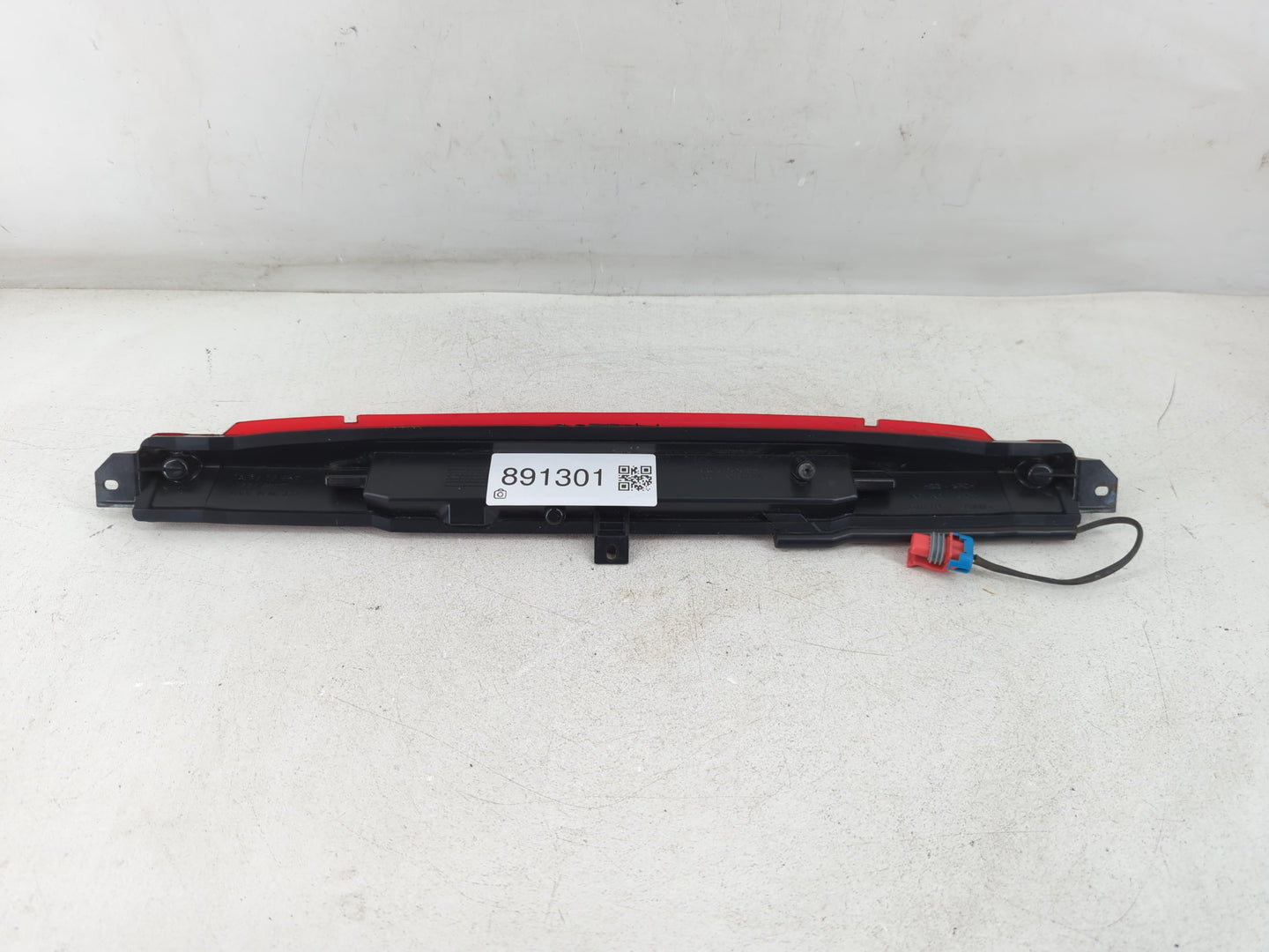 2005 Chevrolet Avalanche Third Brake Light Tail Light Fits OEM Used Auto Parts - Oemusedautoparts1.com