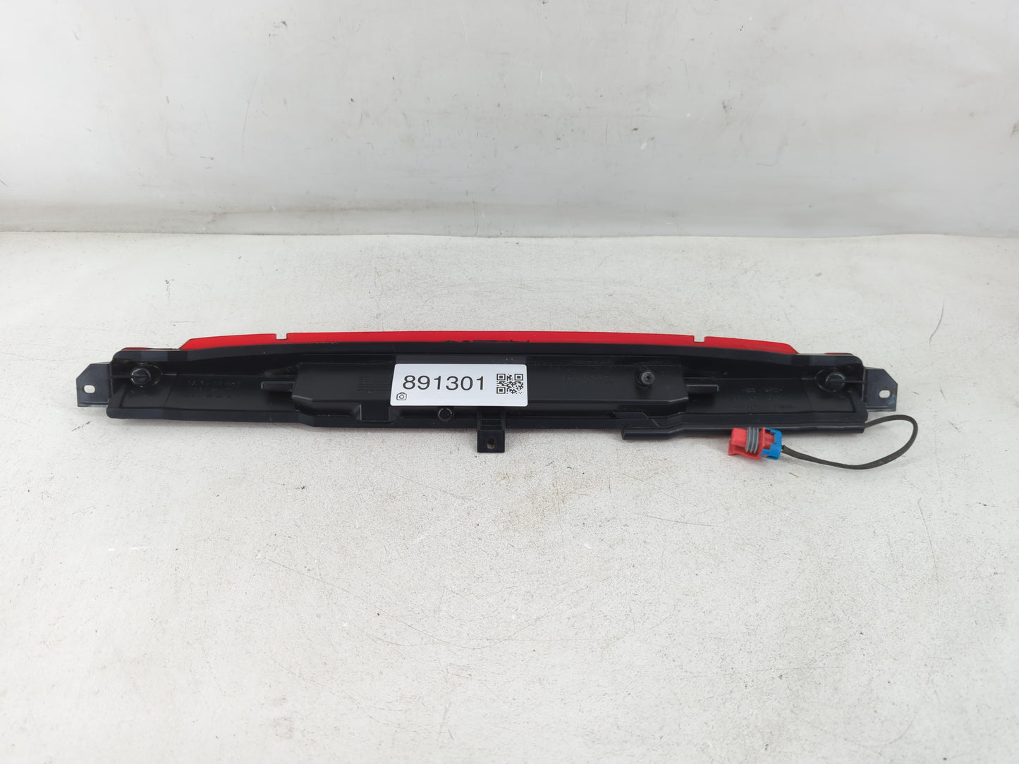 2005 Chevrolet Avalanche Third Brake Light Tail Light Fits OEM Used Auto Parts - Oemusedautoparts1.com