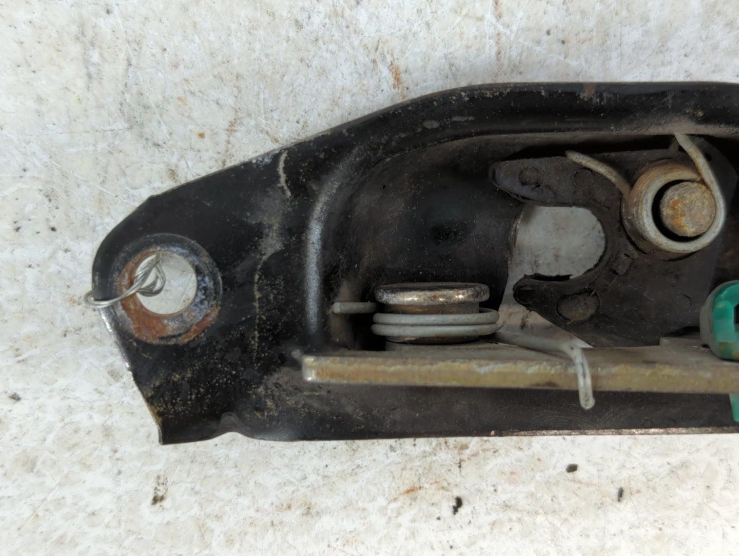 2005 Chevrolet Avalanche 1500 Taillight latch - Oemusedautoparts1.com