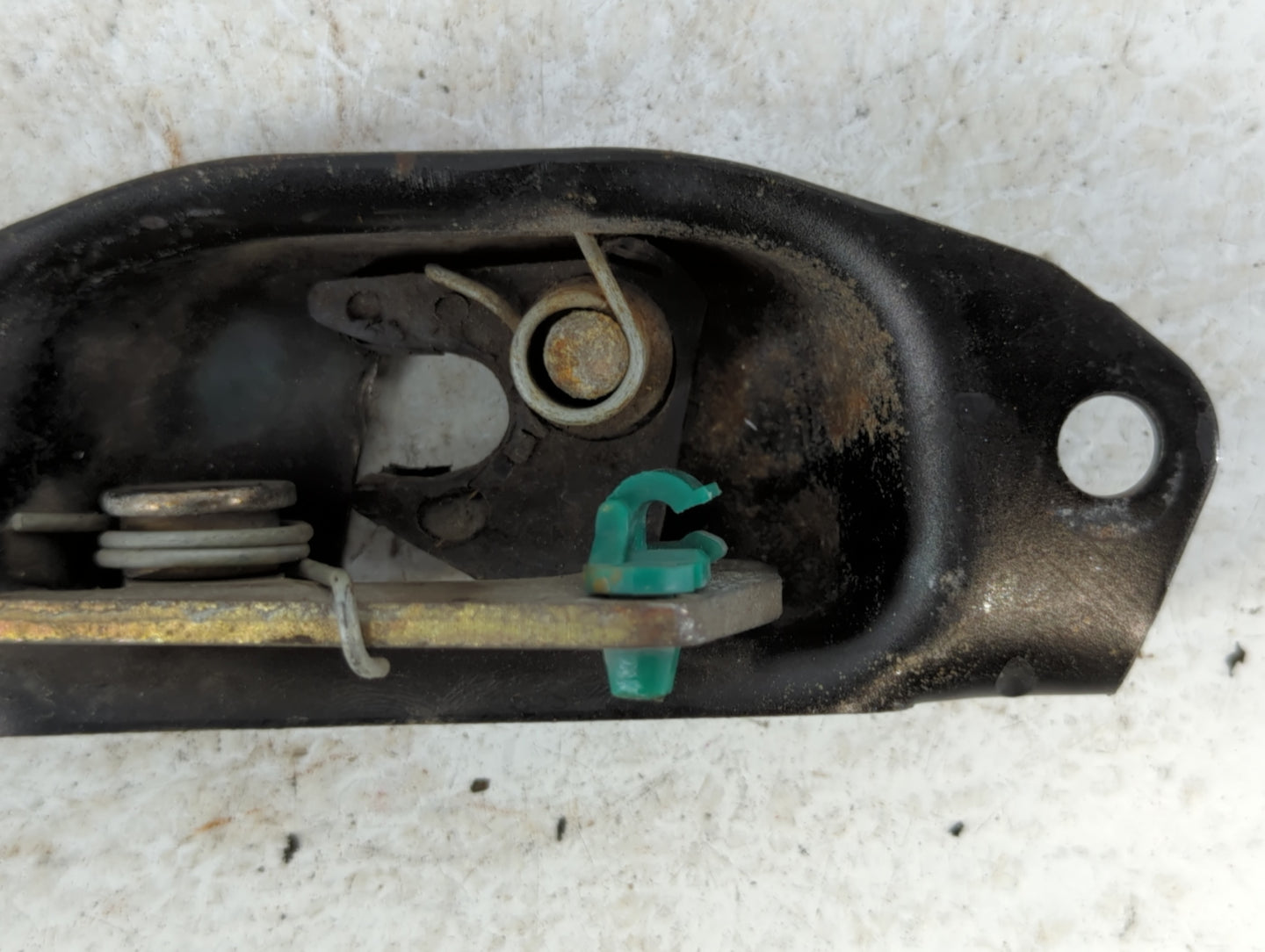 2005 Chevrolet Avalanche 1500 Taillight latch - Oemusedautoparts1.com