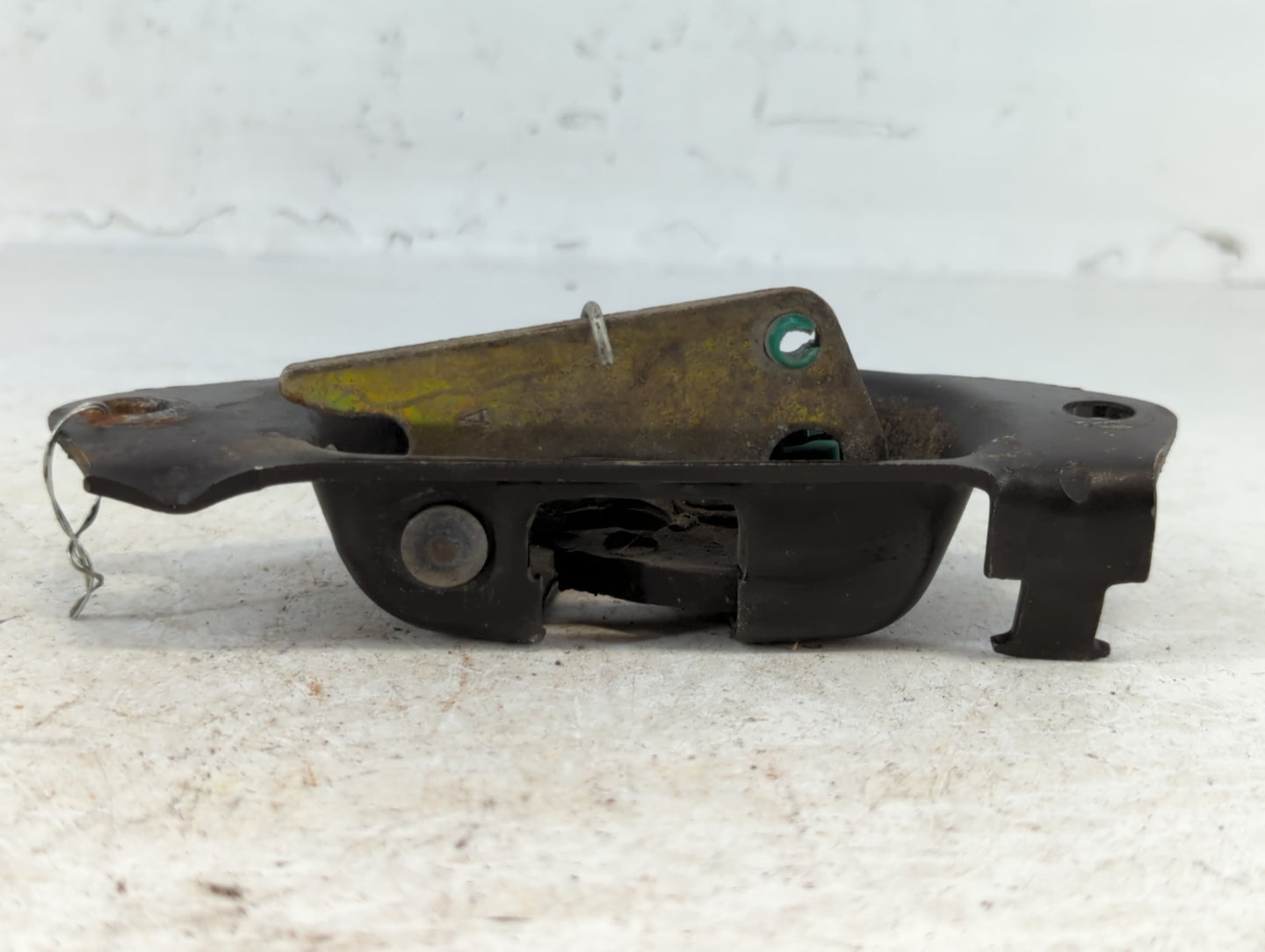 2005 Chevrolet Avalanche 1500 Taillight latch - Oemusedautoparts1.com