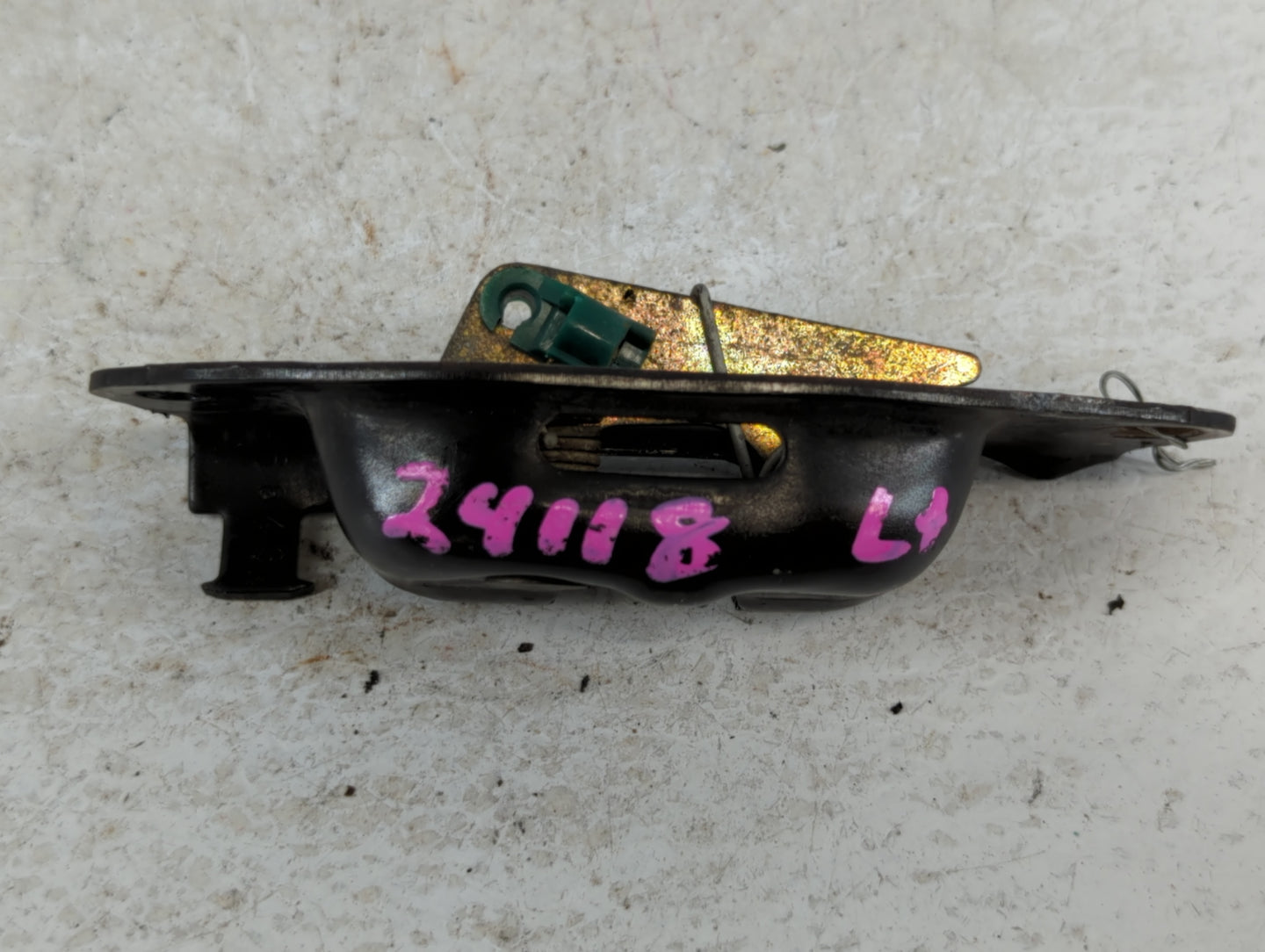 2005 Chevrolet Avalanche 1500 Taillight latch - Oemusedautoparts1.com