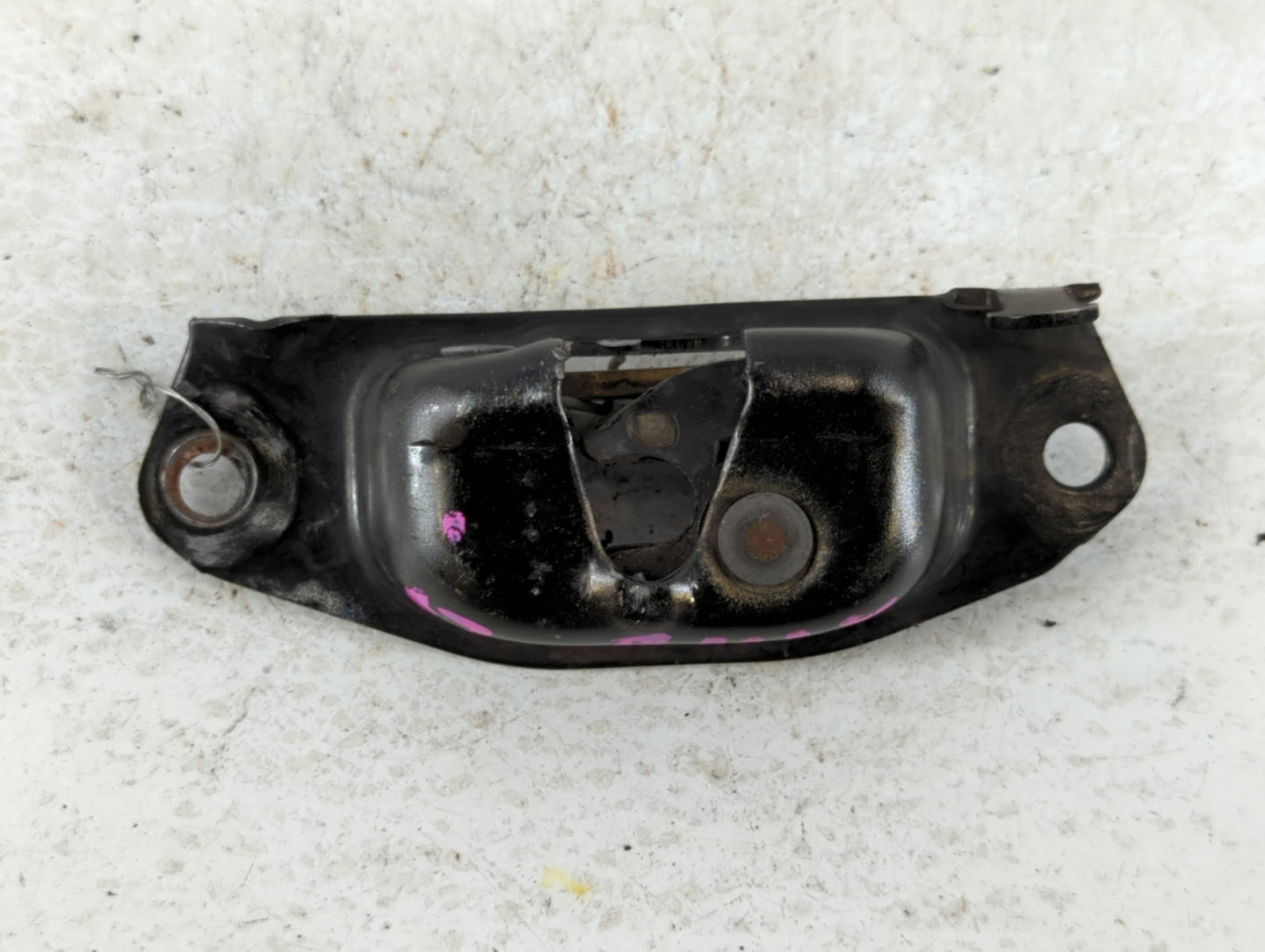 2005 Chevrolet Avalanche 1500 Taillight latch - Oemusedautoparts1.com