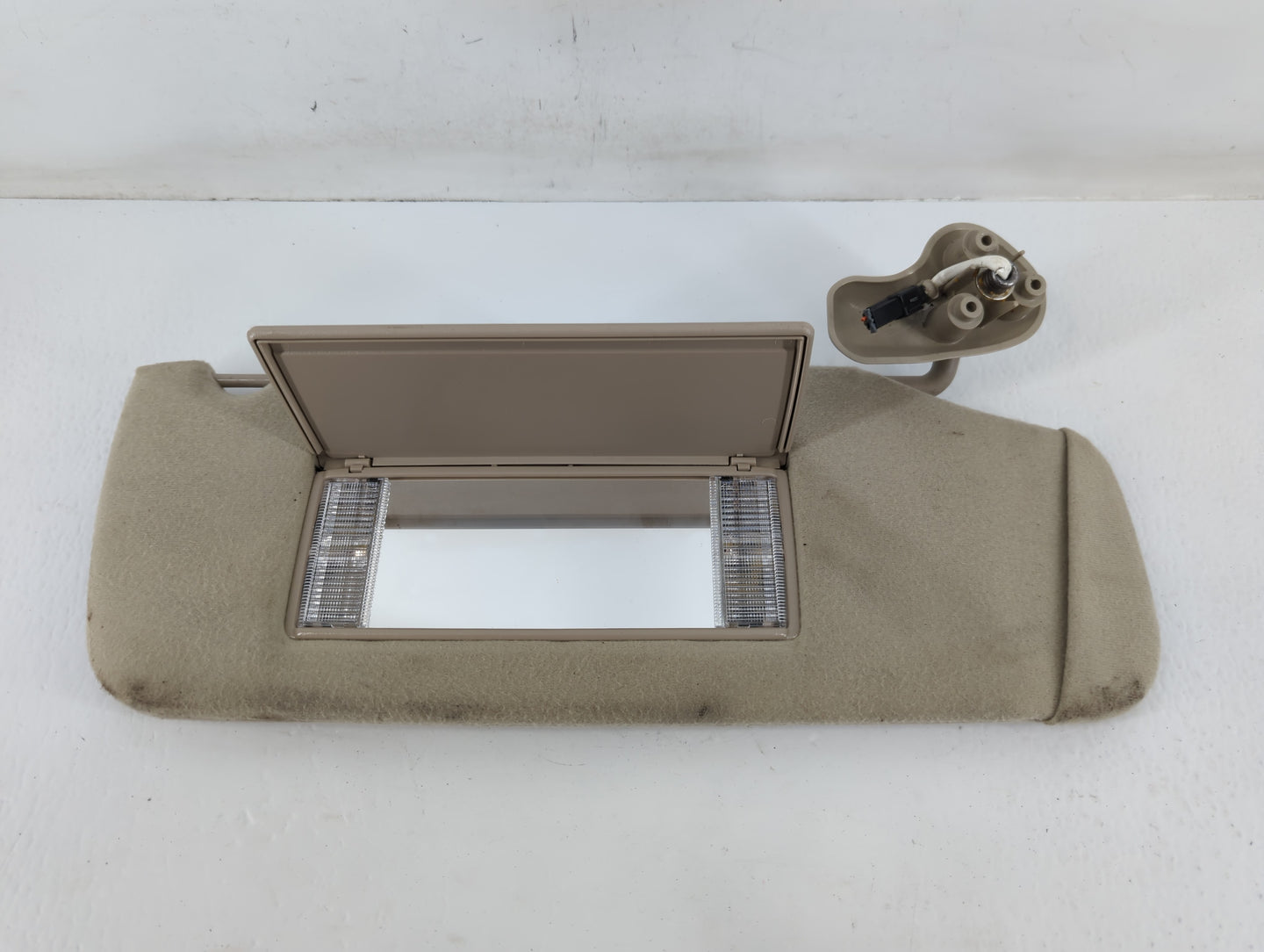 2004-2005 Chevrolet Avalanche 1500 Sun Visor Shade Replacement Passenger Right Mirror Fits Fits 2004 2005 OEM Used Auto Part