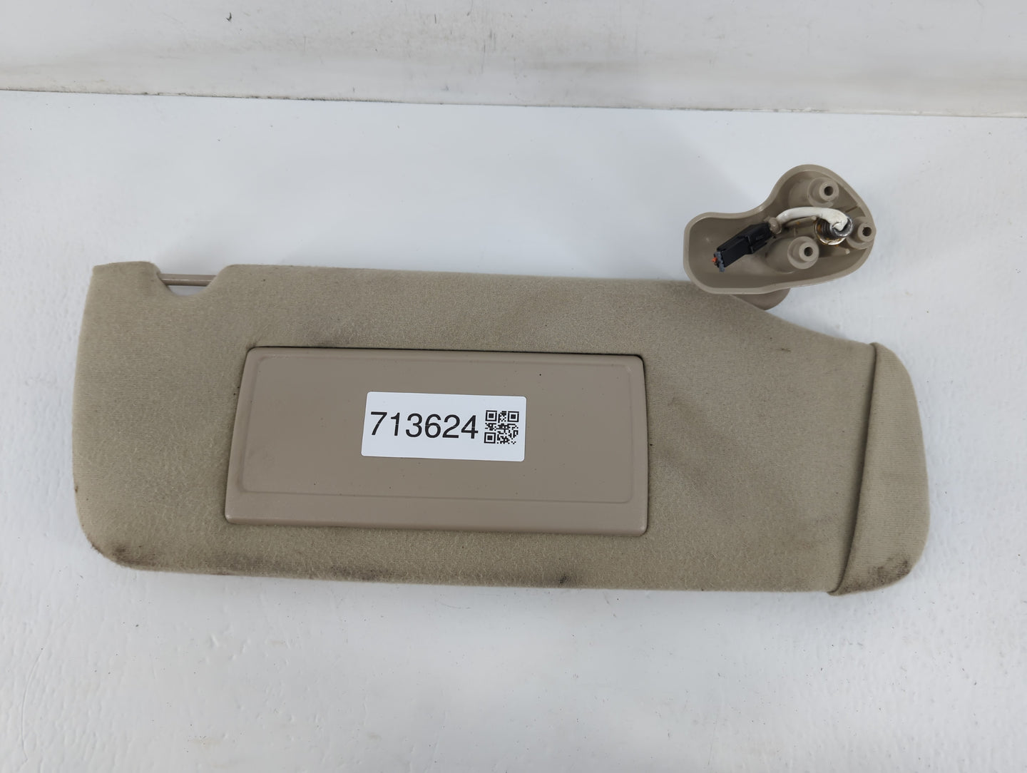 2004-2005 Chevrolet Avalanche 1500 Sun Visor Shade Replacement Passenger Right Mirror Fits Fits 2004 2005 OEM Used Auto Part