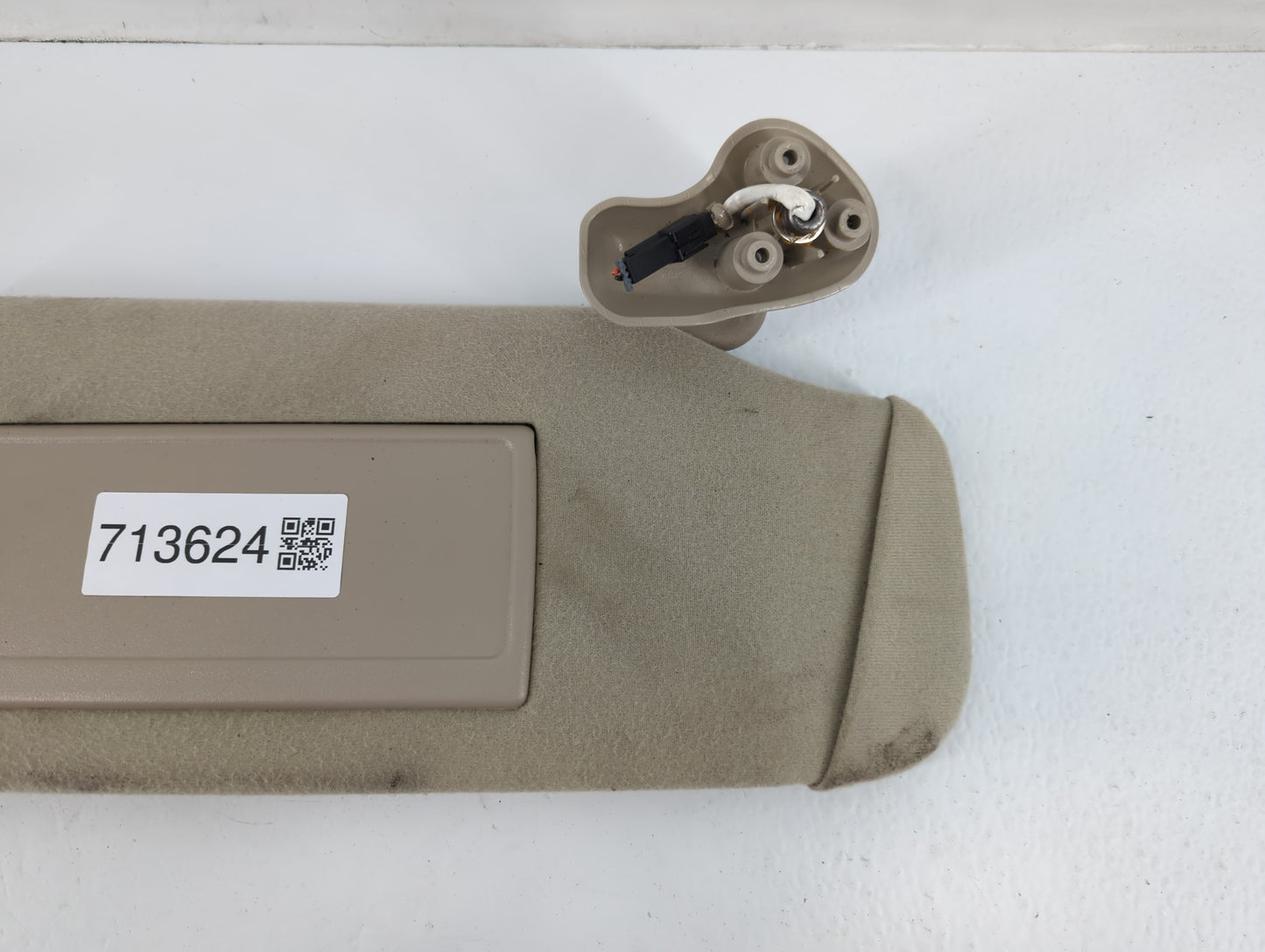 2004-2005 Chevrolet Avalanche 1500 Sun Visor Shade Replacement Passenger Right Mirror Fits Fits 2004 2005 OEM Used Auto Part