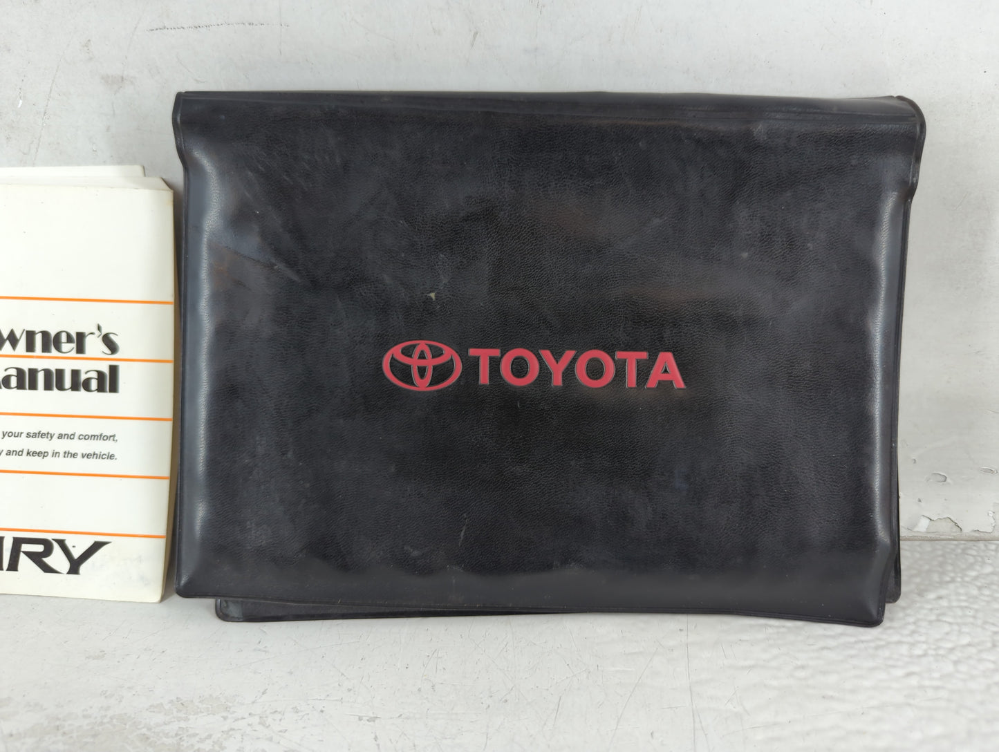 2005 Chevrolet Camaro Owners Manual Book Guide P/N:01999-33684 OEM Used Auto Parts - Oemusedautoparts1.com