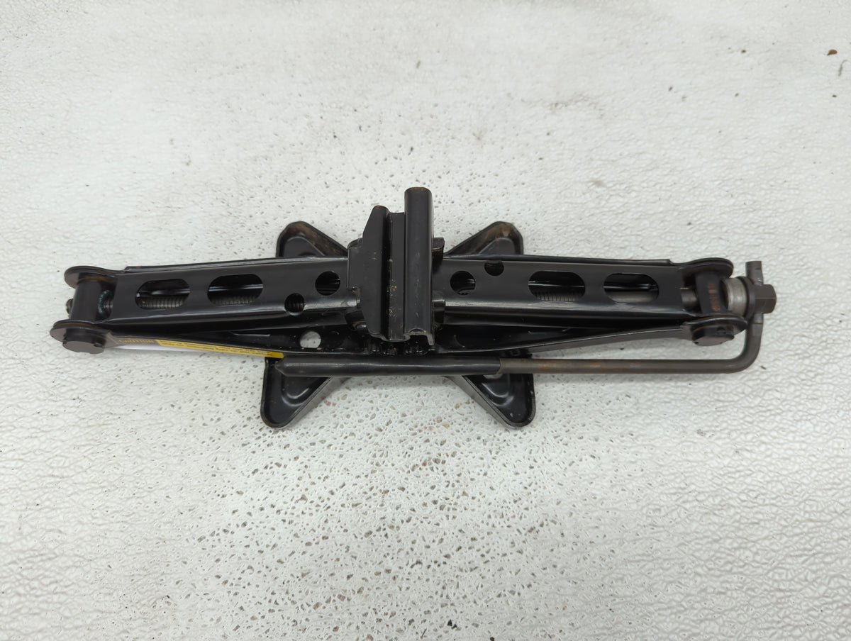 2005 Chevrolet Cavalier Spare Scissor Car Jack 1415620 - Oemusedautoparts1.com