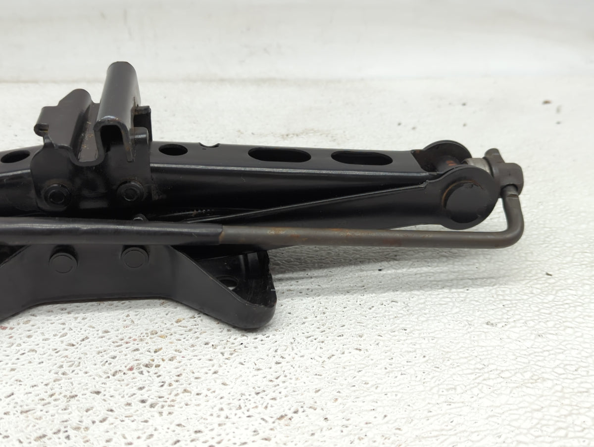 2005 Chevrolet Cavalier Spare Scissor Car Jack 1415620 - Oemusedautoparts1.com