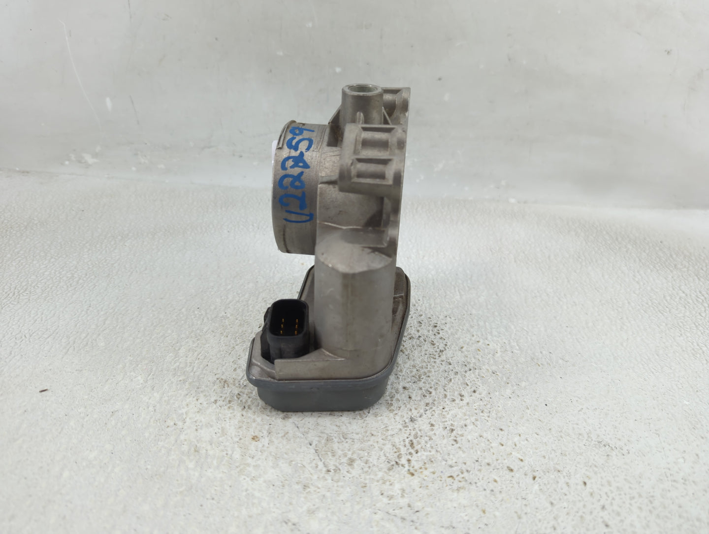 2005-2006 Chevrolet Cobalt Throttle Body P/N:12568796 Fits Fits 2002 2003 2004 2005 2006 2007 OEM Used Auto Parts - Oemuseda