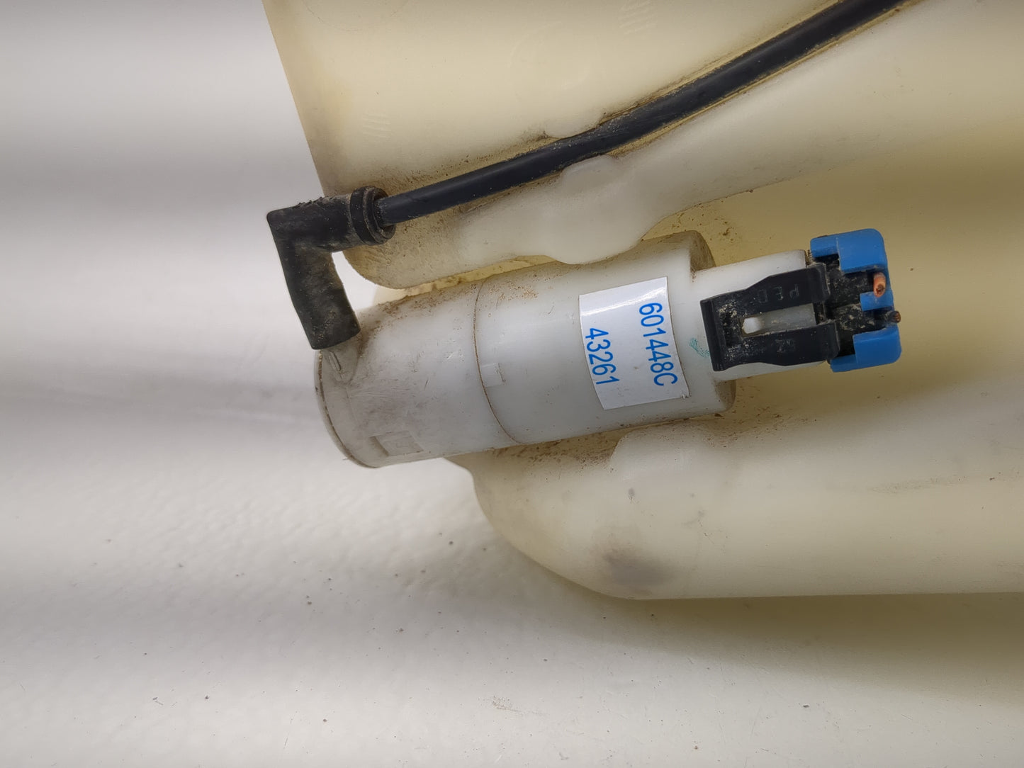 2005-2010 Chevrolet Cobalt Windshield Washer Fluid Reservoir Bottle Oem - Oemusedautoparts1.com