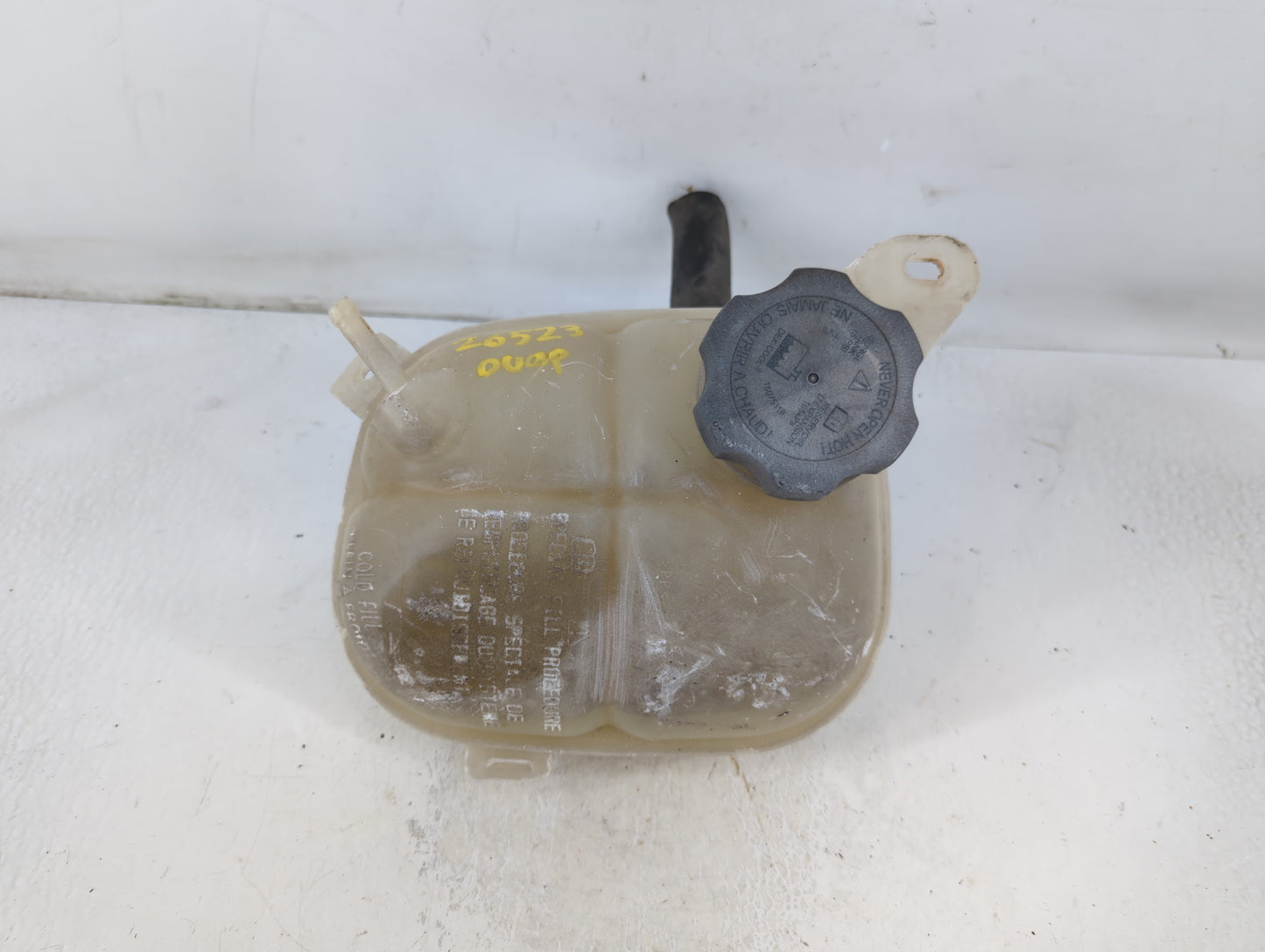 2005 Chevrolet Cobalt Radiator Coolant Overflow Expansion Tank Bottle - Oemusedautoparts1.com