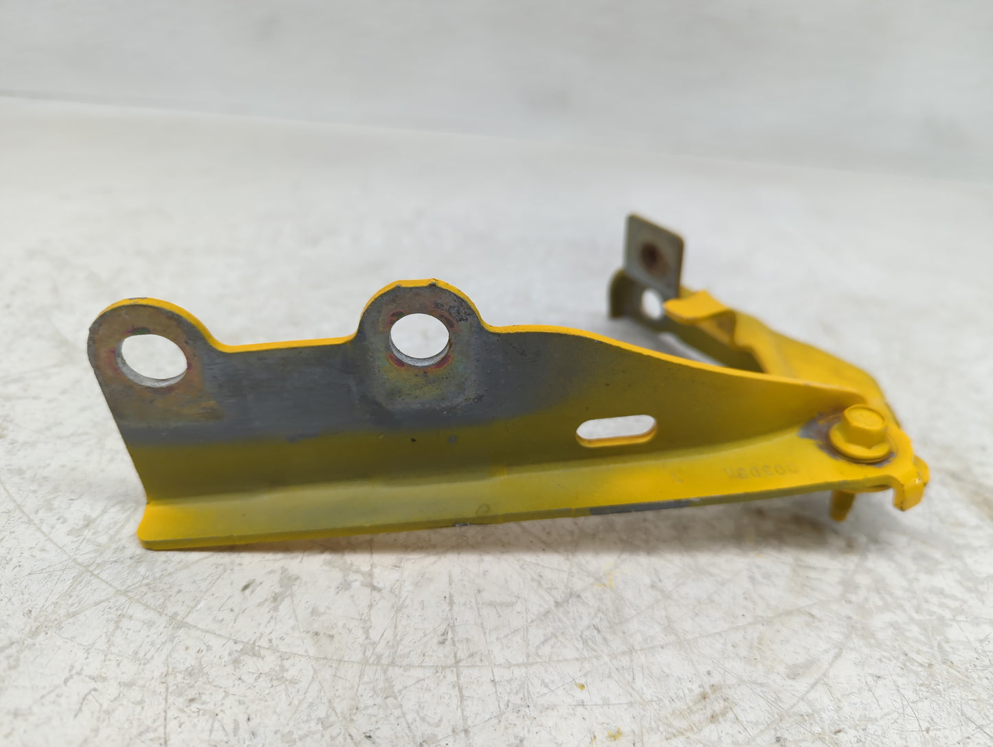 2005 Chevrolet Colorado Driver Left Hood Hinge - Oemusedautoparts1.com