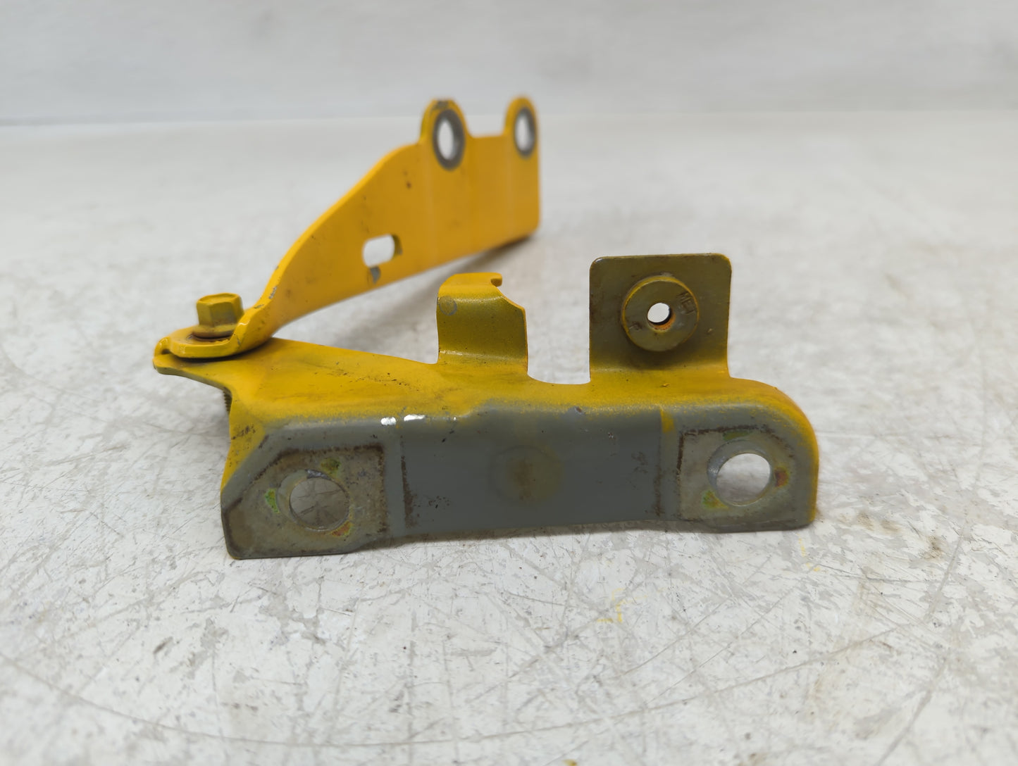 2005 Chevrolet Colorado Driver Left Hood Hinge - Oemusedautoparts1.com
