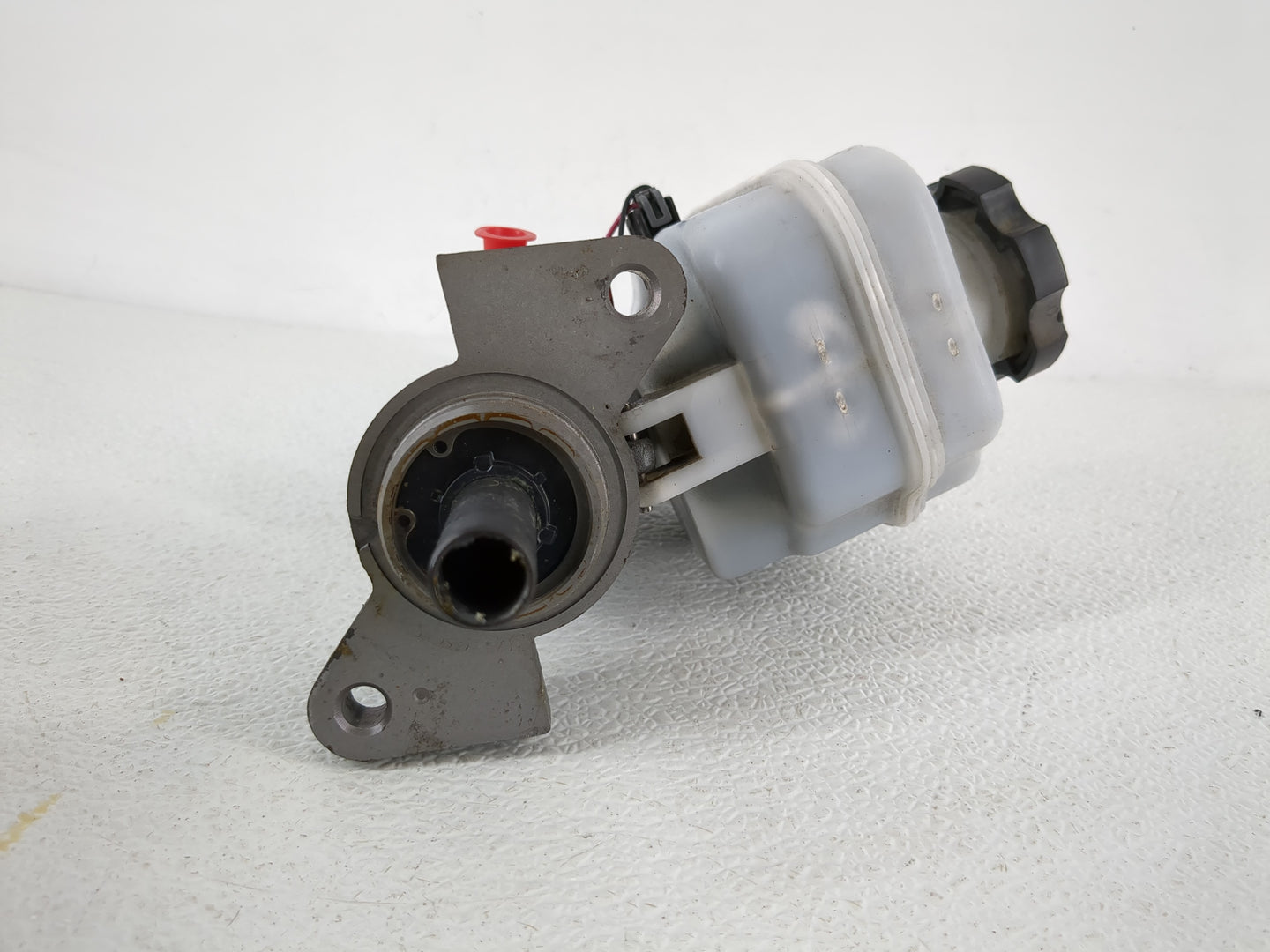 2004-2008 Chevrolet Colorado Brake Master Cylinder 1088397 - Oemusedautoparts1.com
