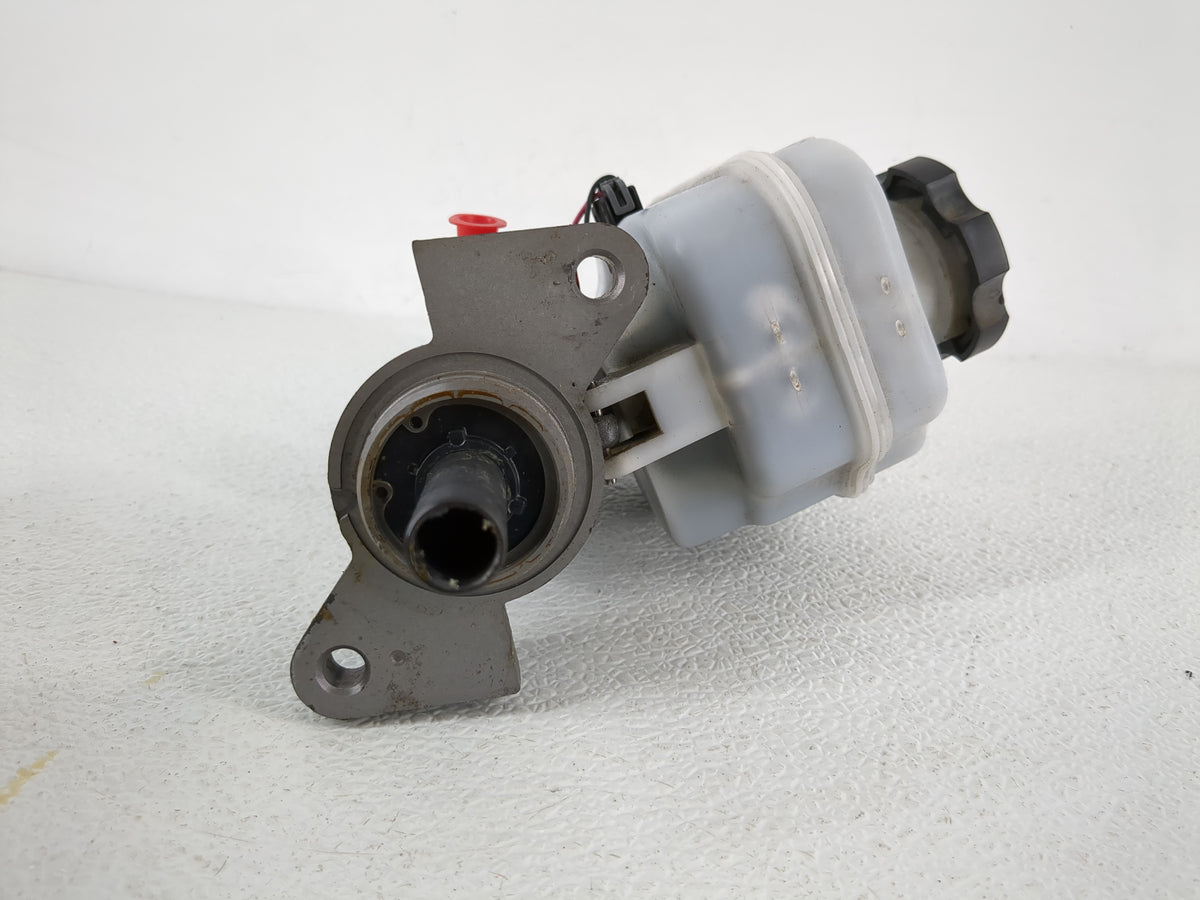 2004-2008 Chevrolet Colorado Brake Master Cylinder 1088397 - Oemusedautoparts1.com