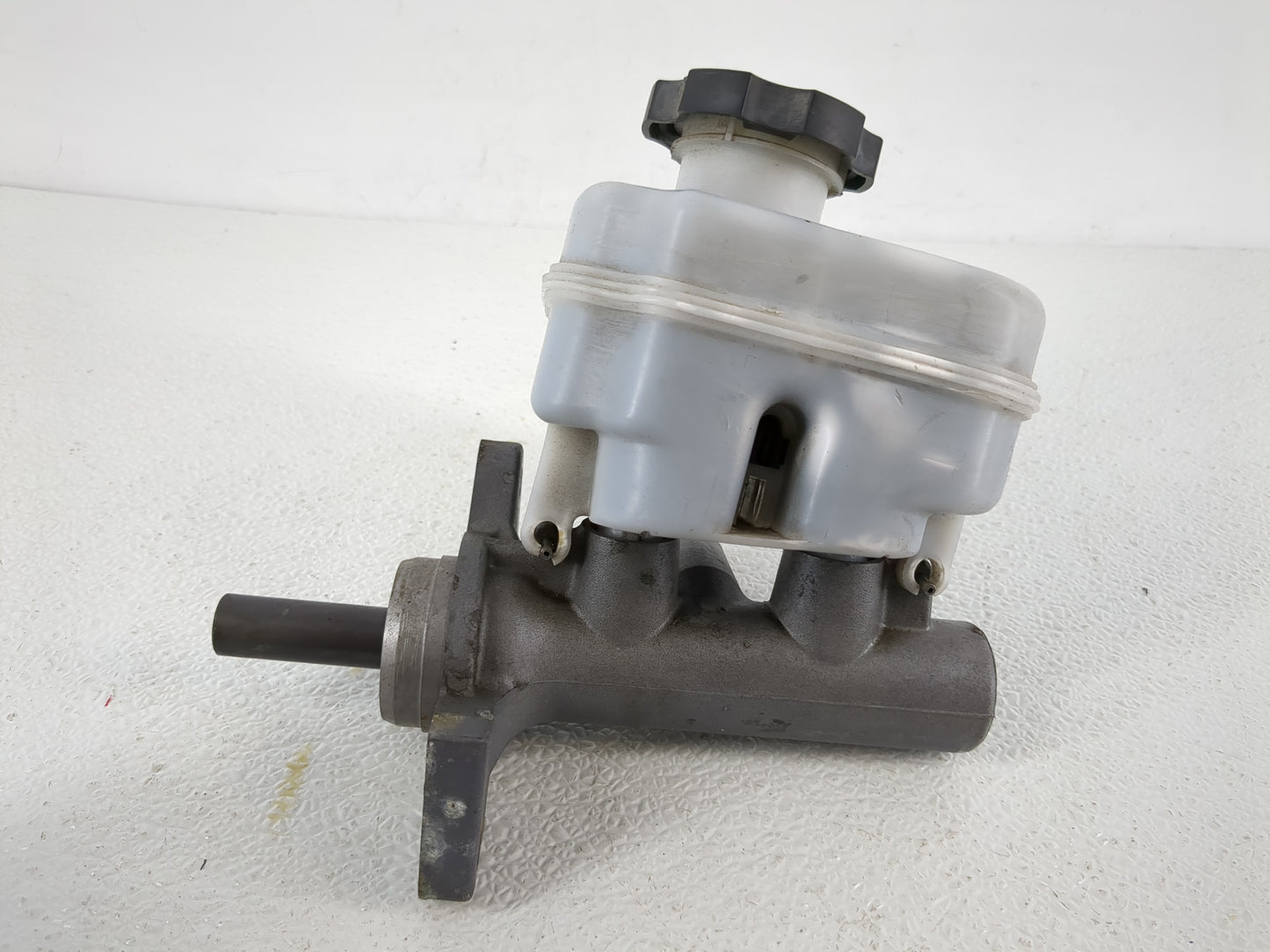 2004-2008 Chevrolet Colorado Brake Master Cylinder 1088397 - Oemusedautoparts1.com