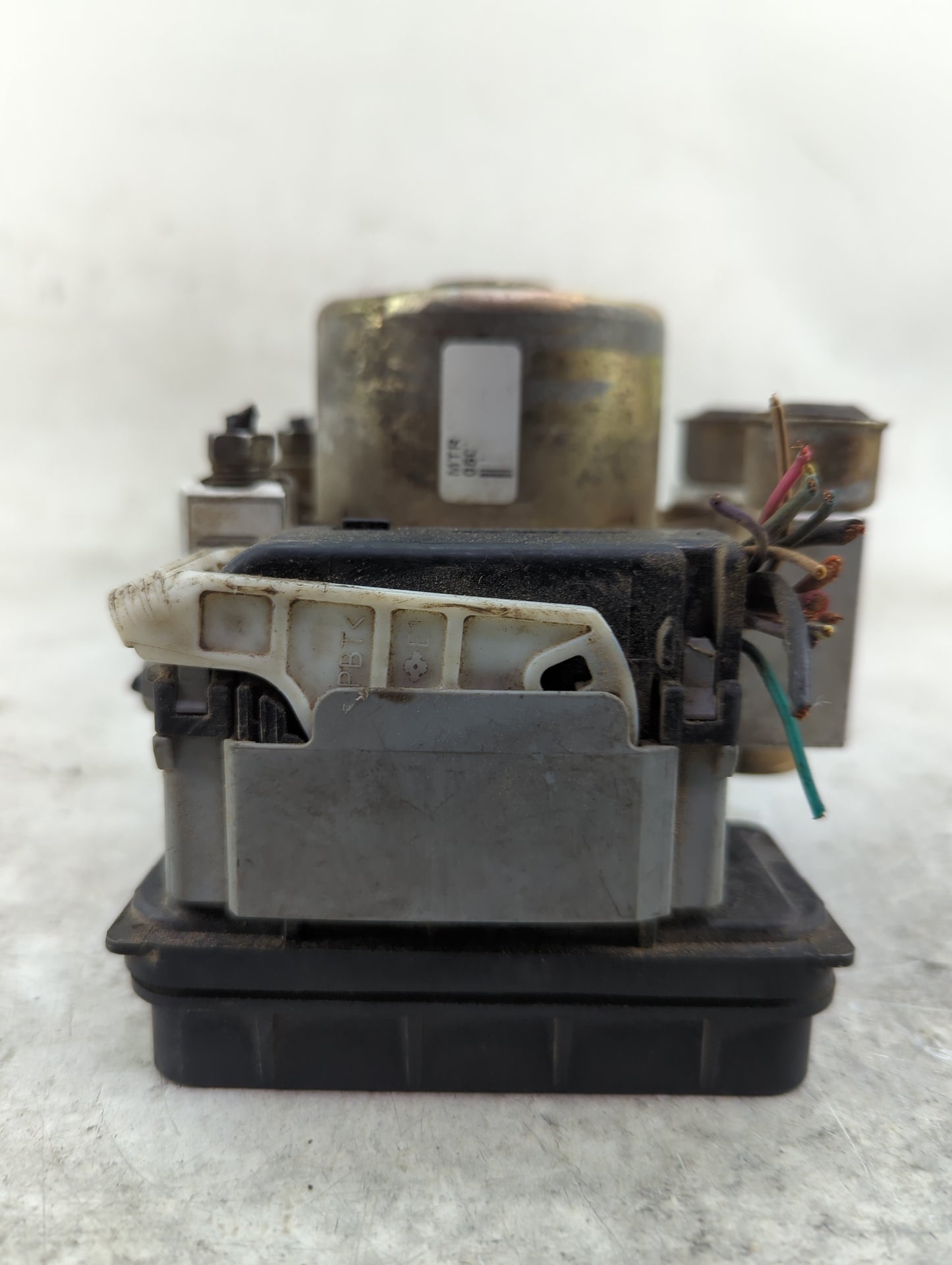 2004-2005 Chevrolet Colorado ABS Pump Control Module Replacement P/N:GM10-4917-1 Fits Fits 2004 2005 OEM Used Auto Parts - O