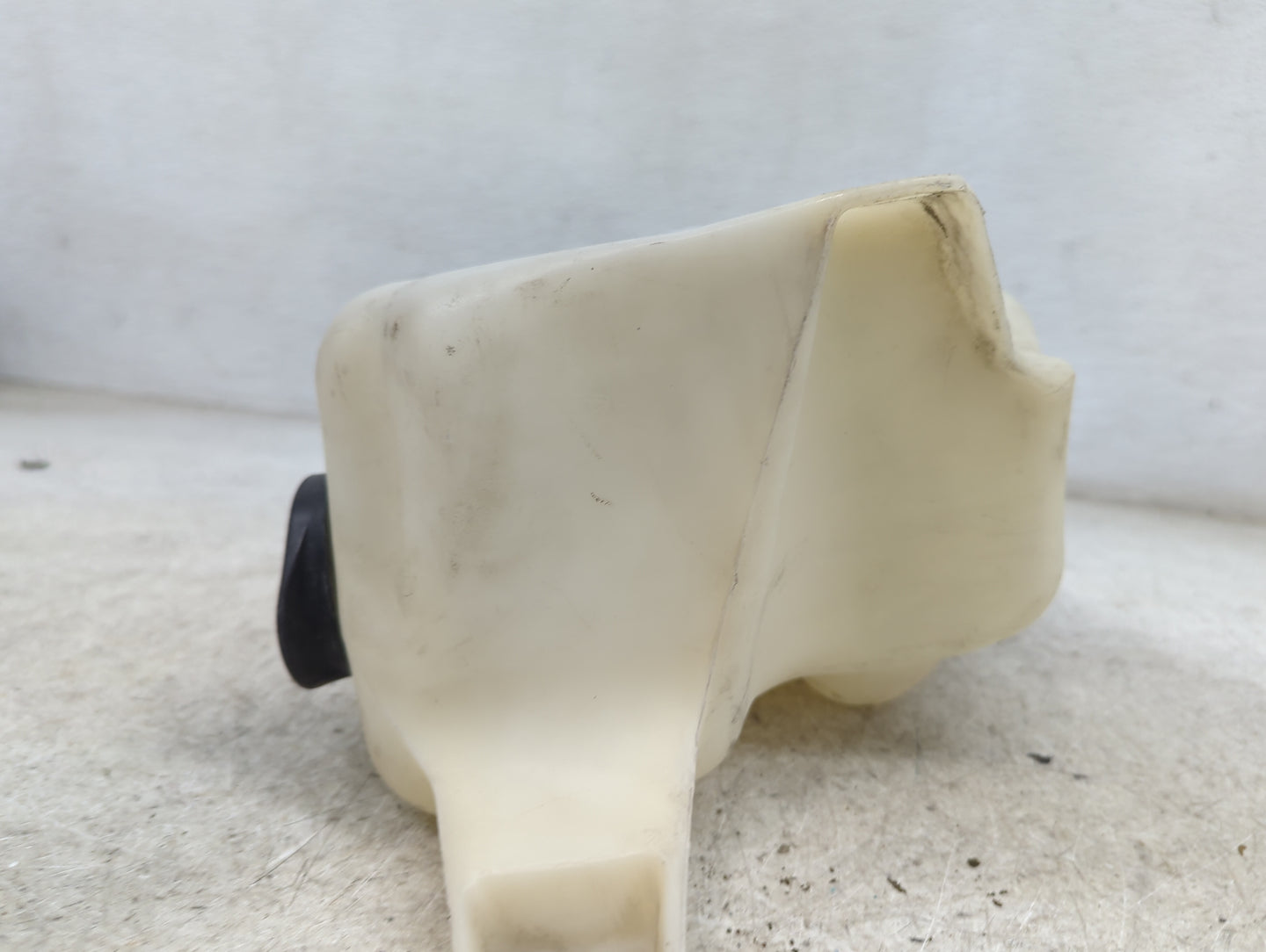 2005 Chevrolet Colorado Windshield Washer Fluid Reservoir Bottle Oem - Oemusedautoparts1.com