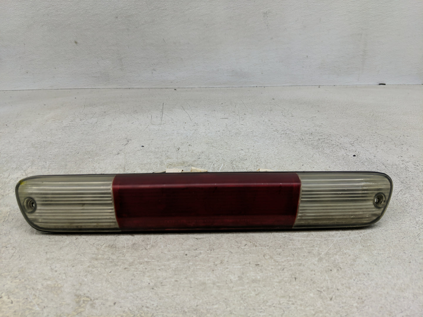 2004 Chevrolet Colorado Passenger Right Side Deck Lid Mounted Tail Light - Oemusedautoparts1.com