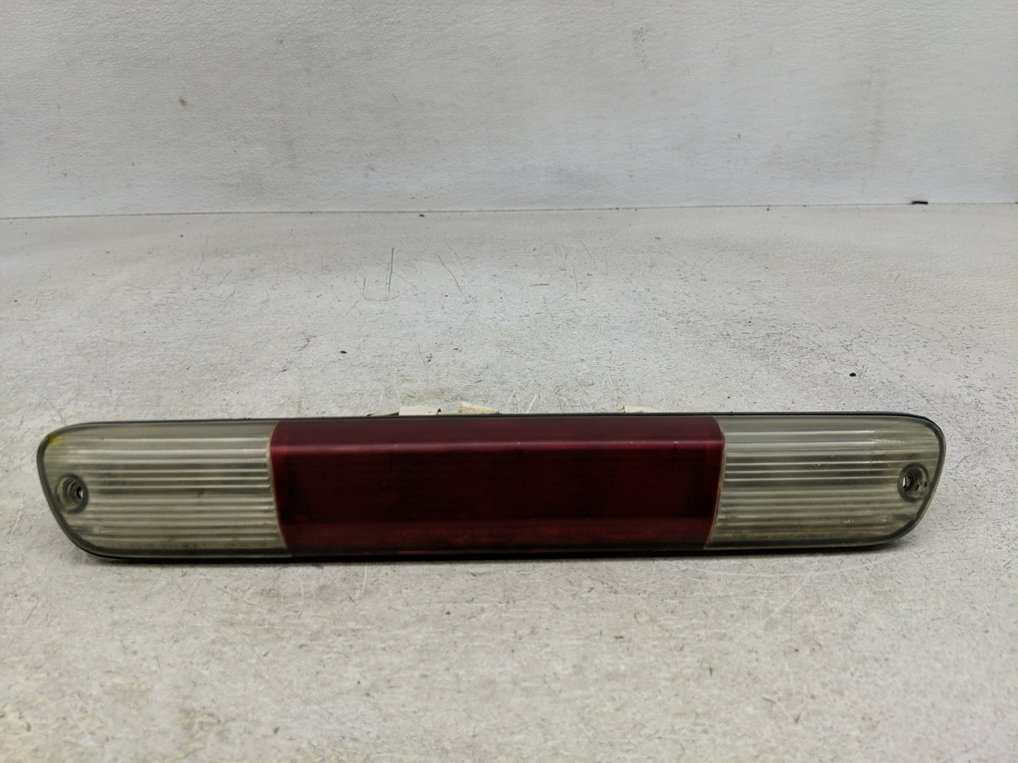 2004 Chevrolet Colorado Passenger Right Side Deck Lid Mounted Tail Light - Oemusedautoparts1.com