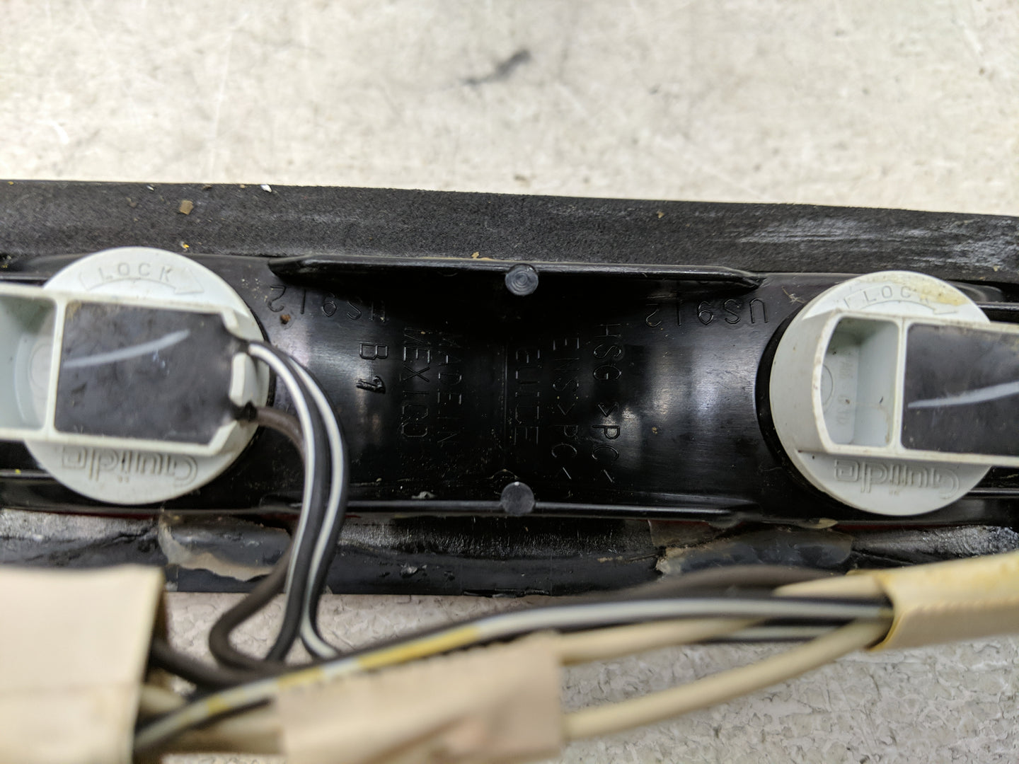 2004 Chevrolet Colorado Passenger Right Side Deck Lid Mounted Tail Light - Oemusedautoparts1.com