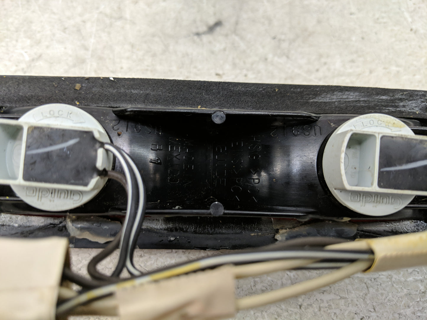 2004 Chevrolet Colorado Passenger Right Side Deck Lid Mounted Tail Light - Oemusedautoparts1.com
